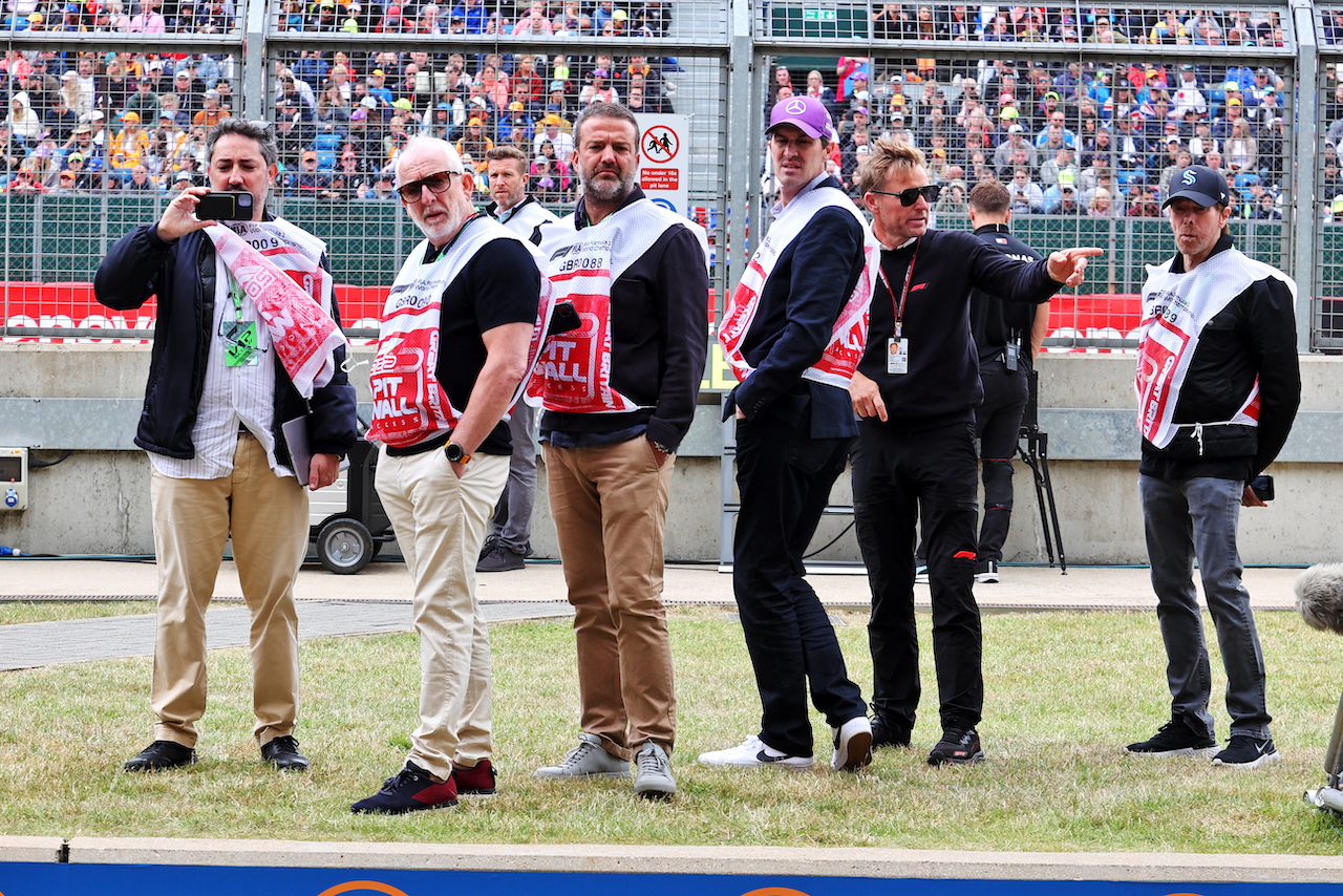GP GRAN BRETAGNA, (L to R): Joseph Kosinski (USA) Filmmaker with Jonathan Nichols (GBR) FOM.
02.07.2022. Formula 1 World Championship, Rd 10, British Grand Prix, Silverstone, England, Qualifiche Day.
- www.xpbimages.com, EMail: requests@xpbimages.com © Copyright: Davenport / XPB Images