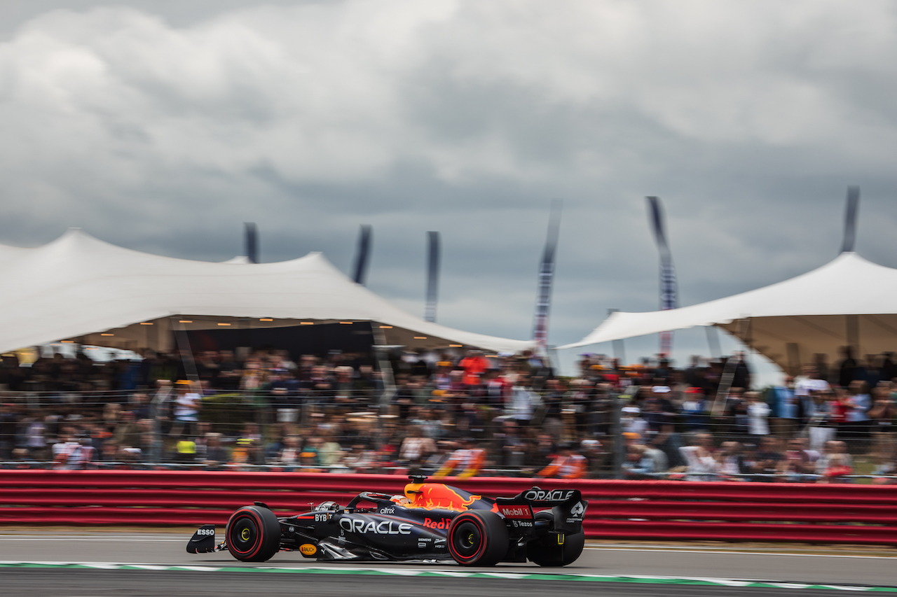 GP GRAN BRETAGNA, Max Verstappen (NLD) Red Bull Racing RB18.
02.07.2022. Formula 1 World Championship, Rd 10, British Grand Prix, Silverstone, England, Qualifiche Day.
- www.xpbimages.com, EMail: requests@xpbimages.com © Copyright: Bearne / XPB Images