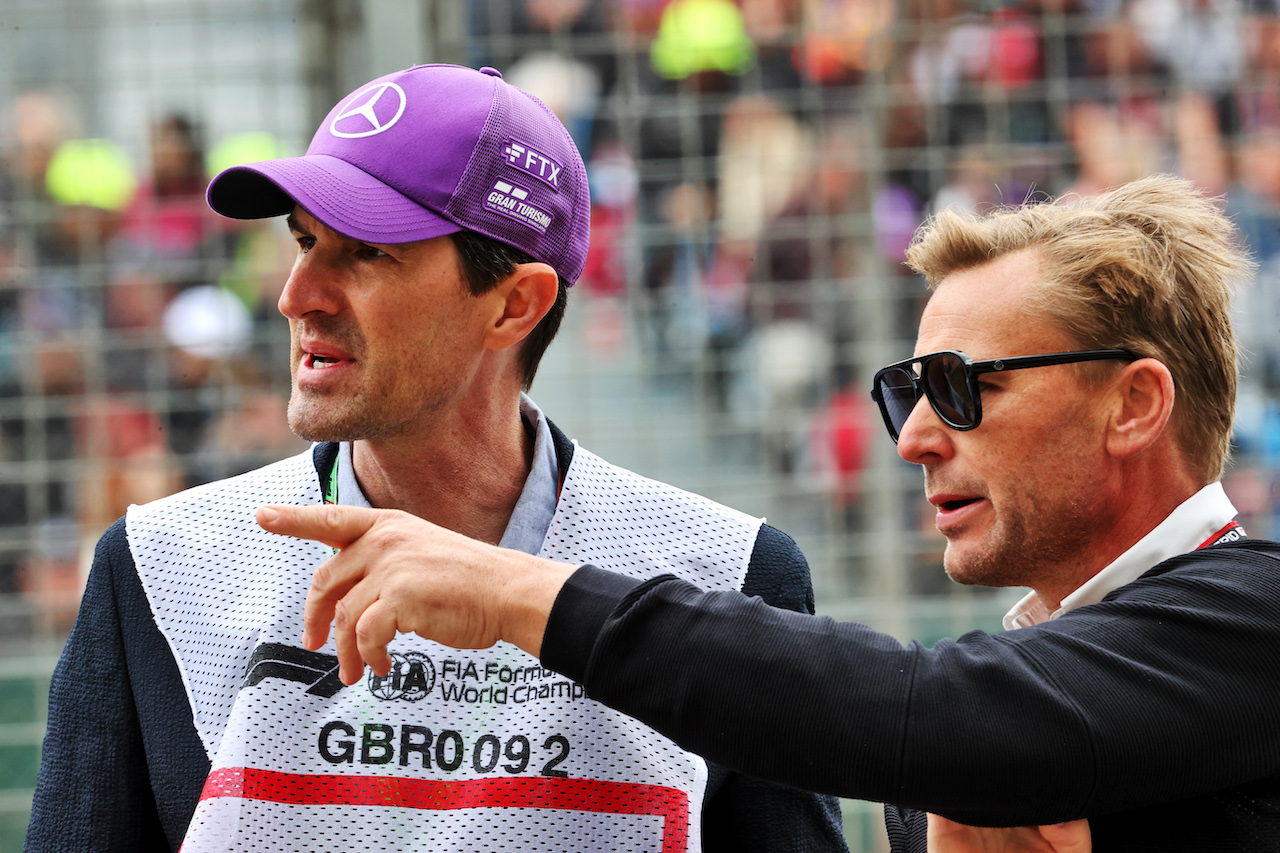 GP GRAN BRETAGNA, (L to R): Joseph Kosinski (USA) Filmmaker with Jonathan Nichols (GBR) FOM.
02.07.2022. Formula 1 World Championship, Rd 10, British Grand Prix, Silverstone, England, Qualifiche Day.
- www.xpbimages.com, EMail: requests@xpbimages.com © Copyright: Davenport / XPB Images