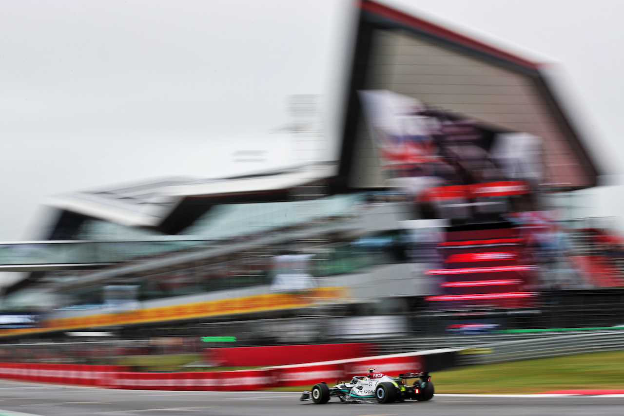 GP GRAN BRETAGNA, Lewis Hamilton (GBR) Mercedes AMG F1 W13.
02.07.2022. Formula 1 World Championship, Rd 10, British Grand Prix, Silverstone, England, Qualifiche Day.
 - www.xpbimages.com, EMail: requests@xpbimages.com © Copyright: Coates / XPB Images