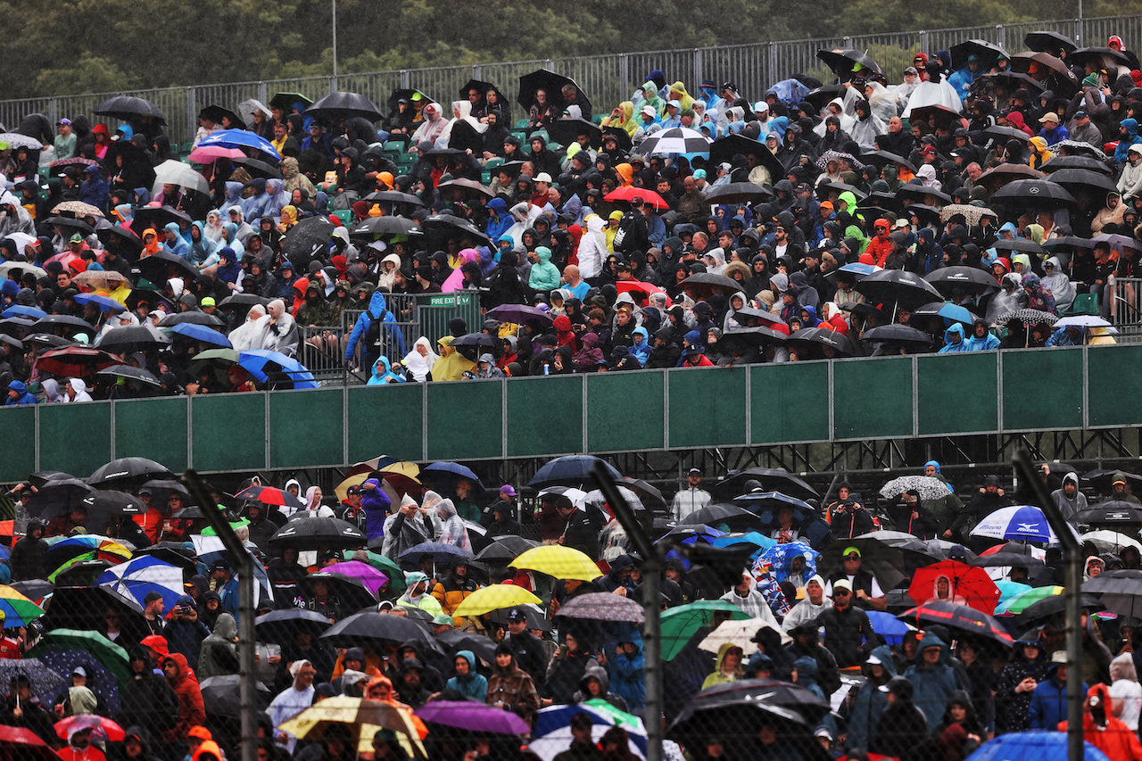 GP GRAN BRETAGNA, Circuit Atmosfera - fans in the grandstand.
02.07.2022. Formula 1 World Championship, Rd 10, British Grand Prix, Silverstone, England, Qualifiche Day.
- www.xpbimages.com, EMail: requests@xpbimages.com © Copyright: Moy / XPB Images