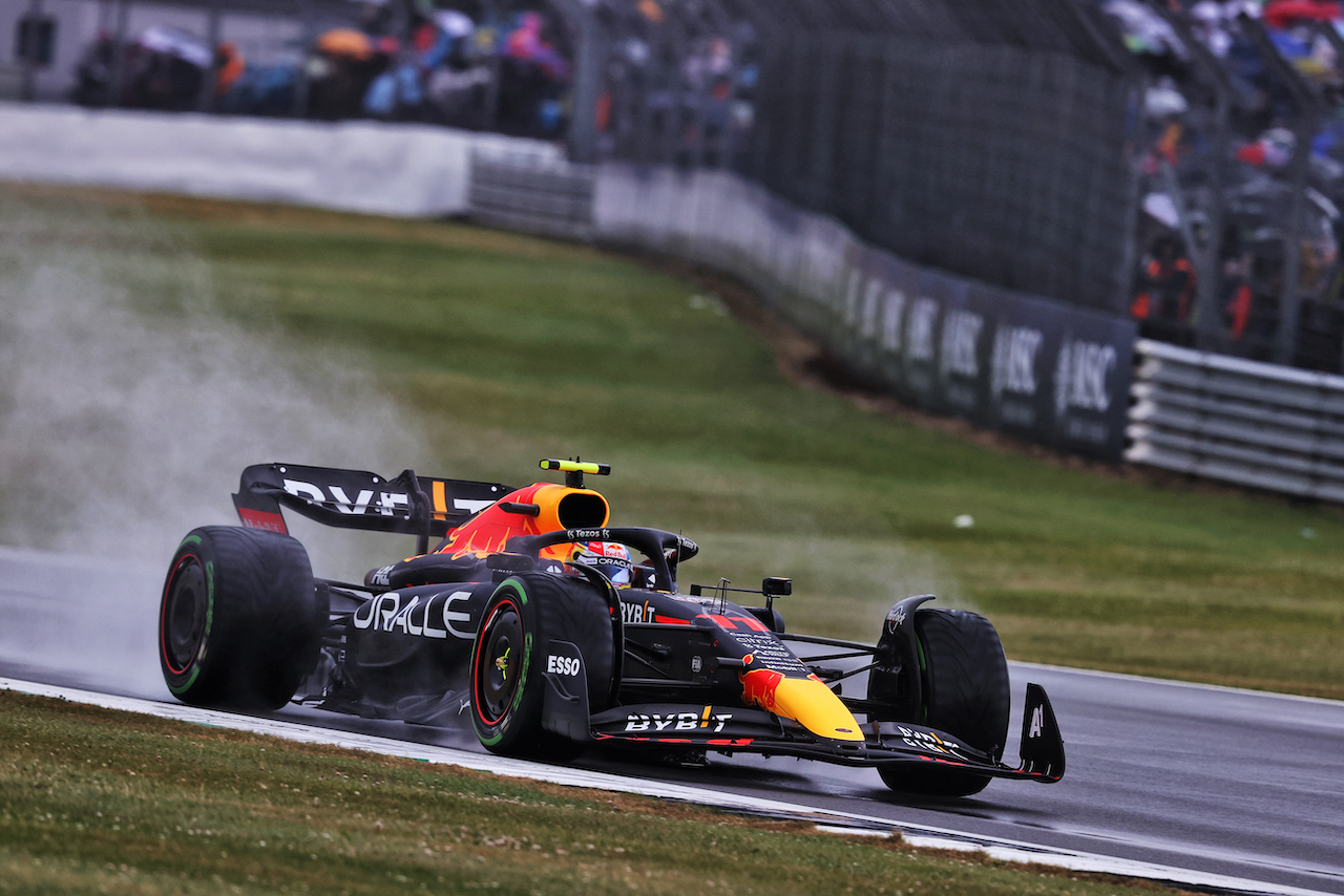 GP GRAN BRETAGNA, Sergio Perez (MEX) Red Bull Racing RB18.
02.07.2022. Formula 1 World Championship, Rd 10, British Grand Prix, Silverstone, England, Qualifiche Day.
- www.xpbimages.com, EMail: requests@xpbimages.com © Copyright: Moy / XPB Images