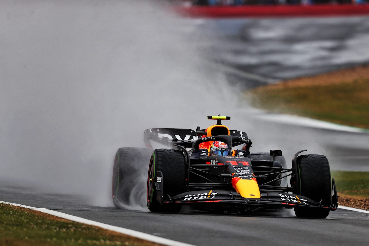 GP GRAN BRETAGNA, Sergio Perez (MEX) Red Bull Racing RB18.
02.07.2022. Formula 1 World Championship, Rd 10, British Grand Prix, Silverstone, England, Qualifiche Day.
- www.xpbimages.com, EMail: requests@xpbimages.com © Copyright: Moy / XPB Images