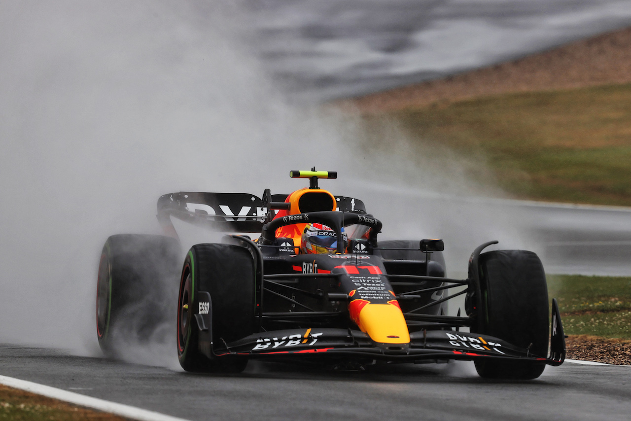 GP GRAN BRETAGNA, Sergio Perez (MEX) Red Bull Racing RB18.
02.07.2022. Formula 1 World Championship, Rd 10, British Grand Prix, Silverstone, England, Qualifiche Day.
- www.xpbimages.com, EMail: requests@xpbimages.com © Copyright: Moy / XPB Images