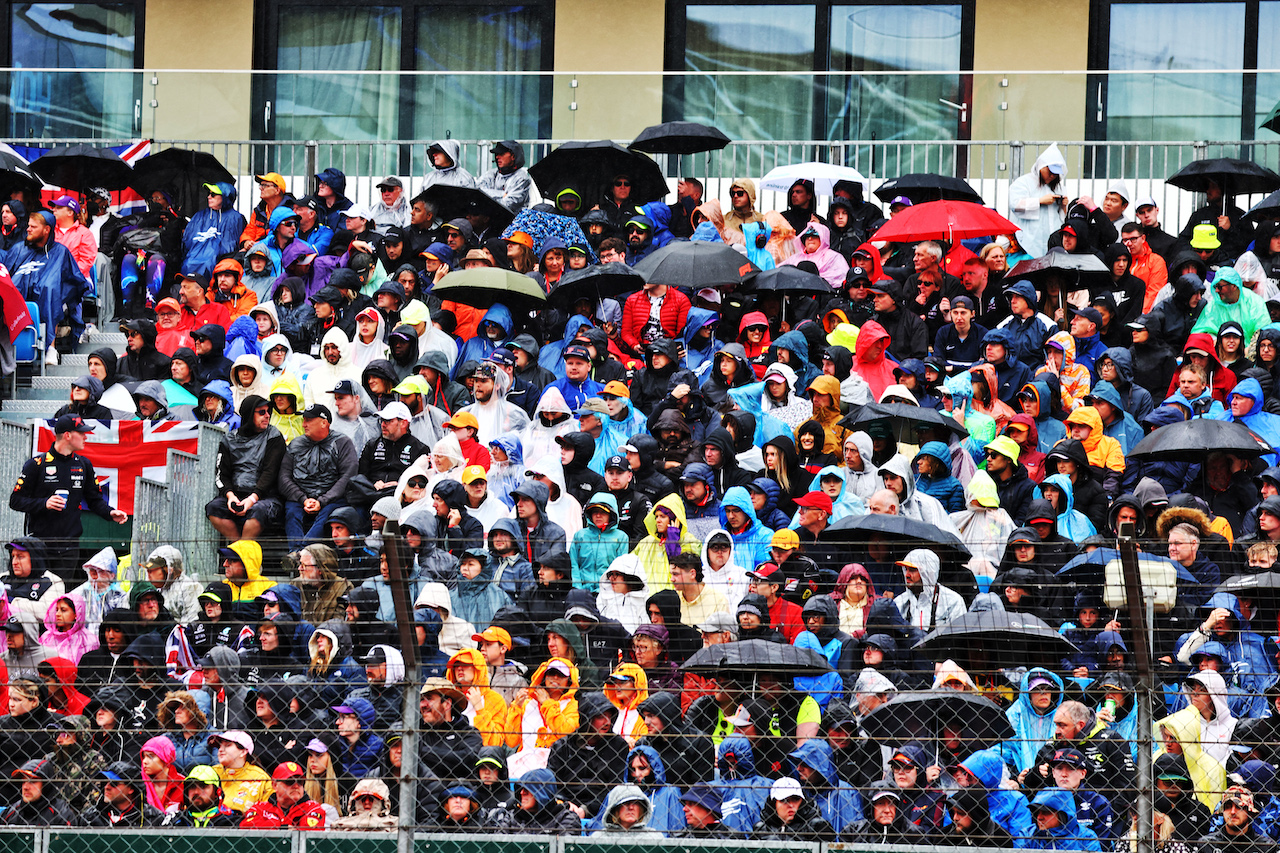 GP GRAN BRETAGNA, Circuit Atmosfera - fans in the grandstand.
02.07.2022. Formula 1 World Championship, Rd 10, British Grand Prix, Silverstone, England, Qualifiche Day.
- www.xpbimages.com, EMail: requests@xpbimages.com © Copyright: Batchelor / XPB Images