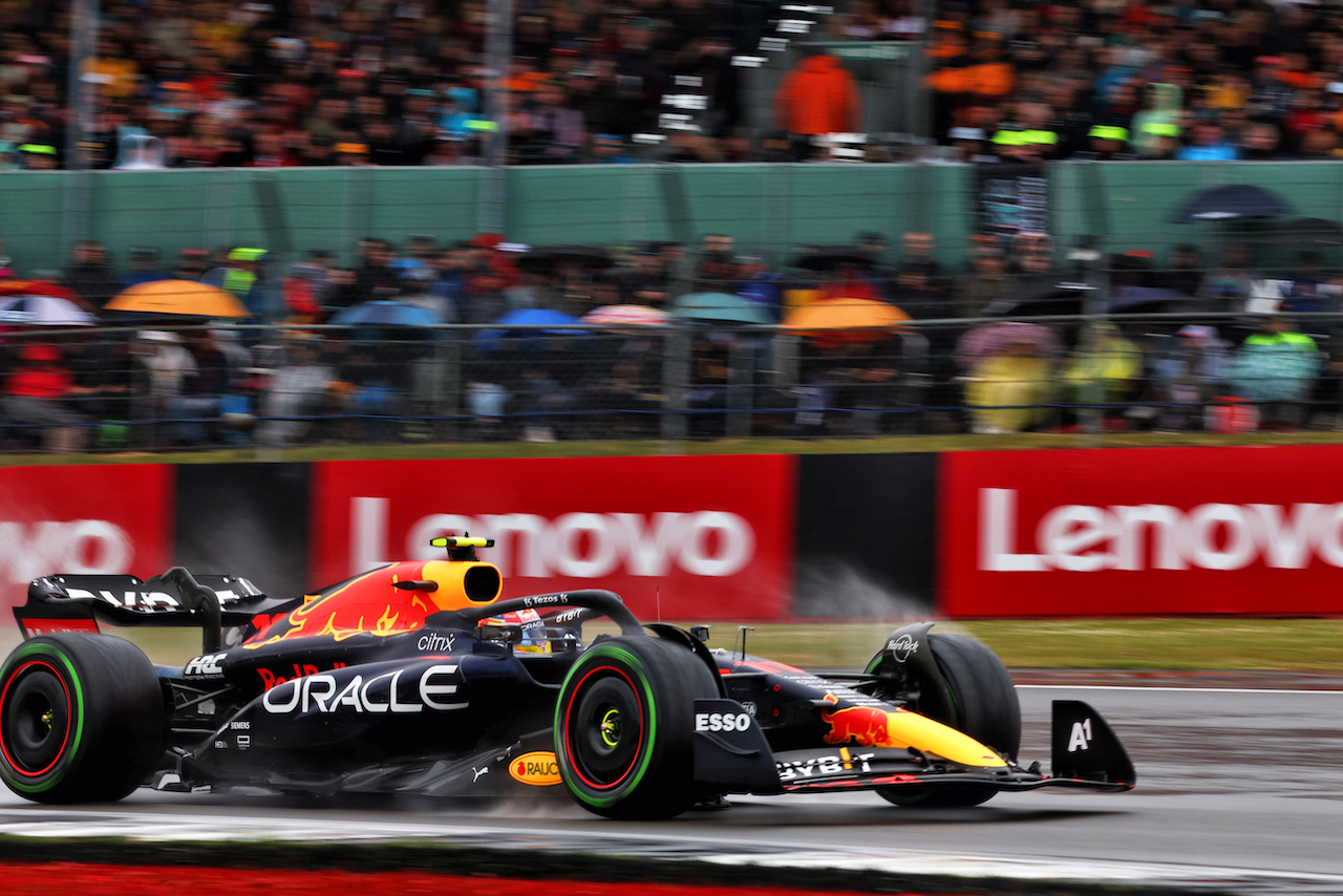 GP GRAN BRETAGNA, Sergio Perez (MEX) Red Bull Racing RB18.
02.07.2022. Formula 1 World Championship, Rd 10, British Grand Prix, Silverstone, England, Qualifiche Day.
- www.xpbimages.com, EMail: requests@xpbimages.com © Copyright: Batchelor / XPB Images