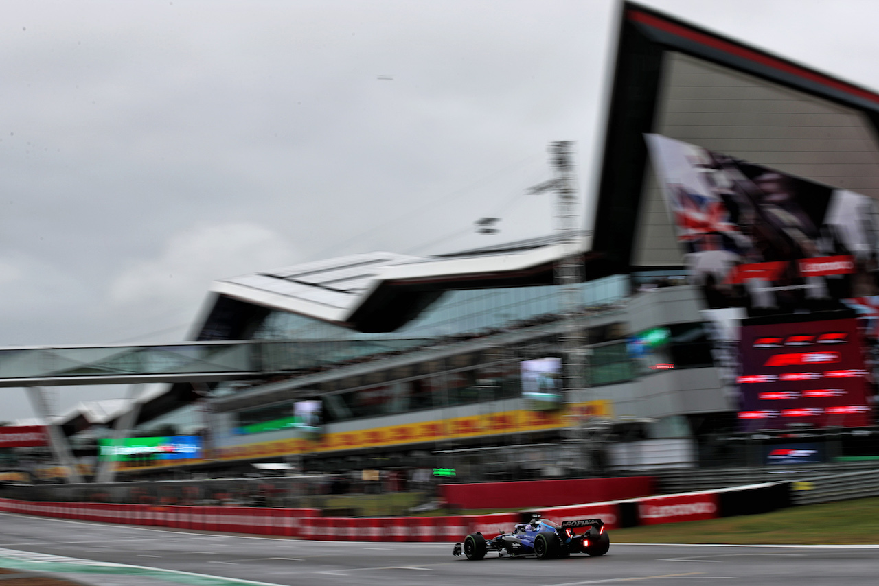 GP GRAN BRETAGNA, Alexander Albon (THA) Williams Racing FW44.
02.07.2022. Formula 1 World Championship, Rd 10, British Grand Prix, Silverstone, England, Qualifiche Day.
 - www.xpbimages.com, EMail: requests@xpbimages.com © Copyright: Coates / XPB Images
