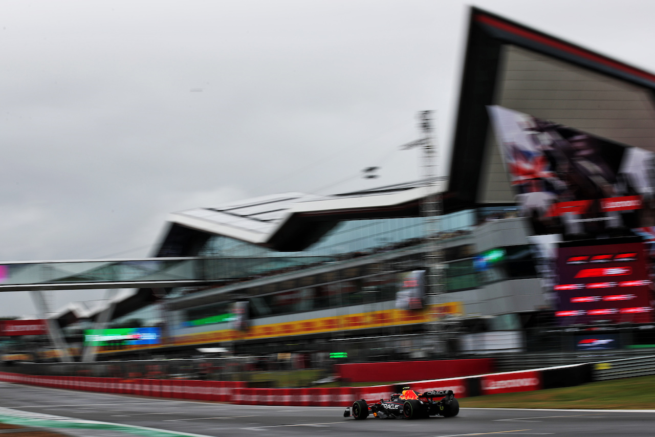 GP GRAN BRETAGNA, Sergio Perez (MEX) Red Bull Racing RB18.
02.07.2022. Formula 1 World Championship, Rd 10, British Grand Prix, Silverstone, England, Qualifiche Day.
 - www.xpbimages.com, EMail: requests@xpbimages.com © Copyright: Coates / XPB Images