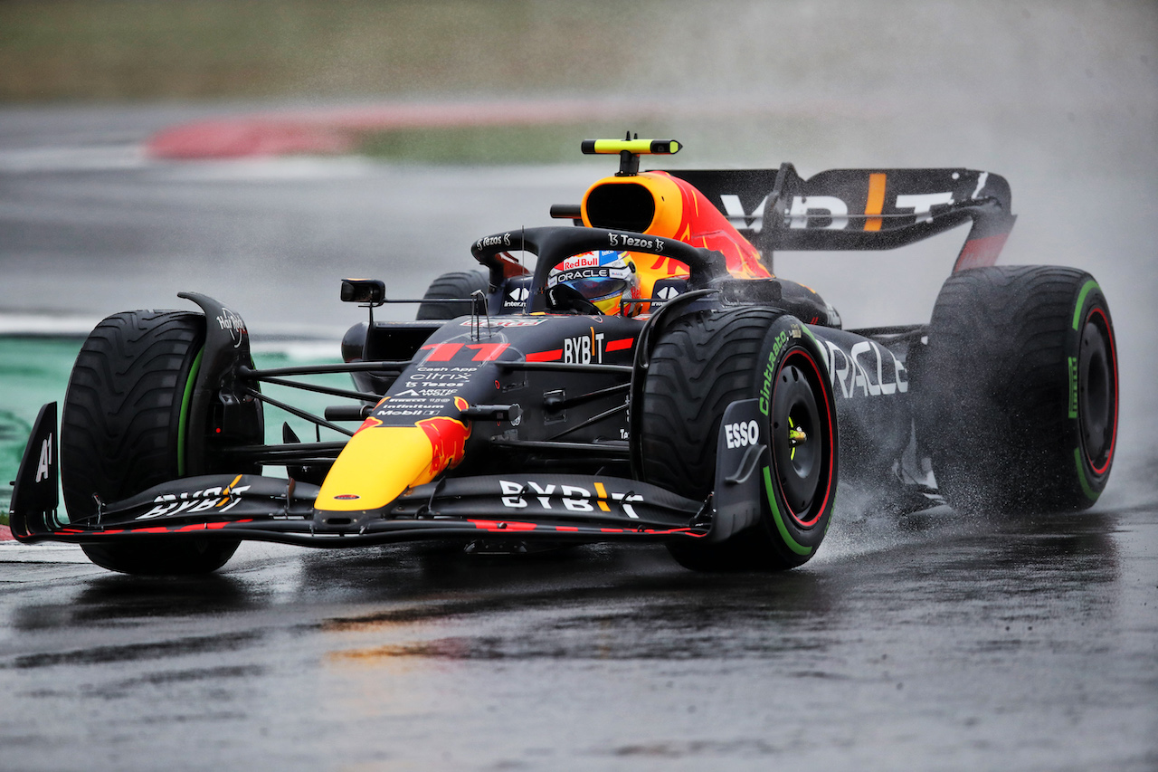 GP GRAN BRETAGNA, Sergio Perez (MEX) Red Bull Racing RB18.
02.07.2022. Formula 1 World Championship, Rd 10, British Grand Prix, Silverstone, England, Qualifiche Day.
 - www.xpbimages.com, EMail: requests@xpbimages.com © Copyright: Coates / XPB Images
