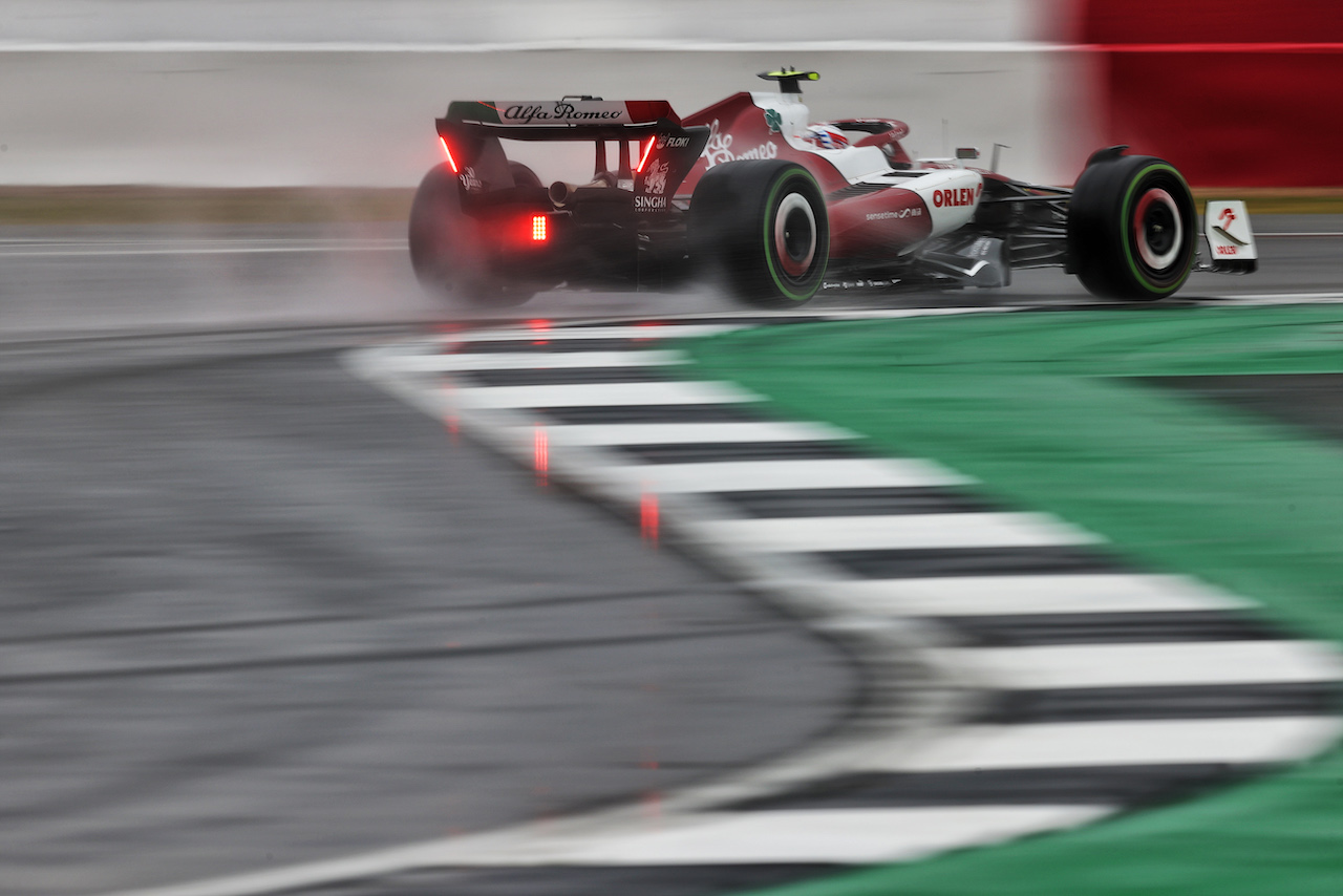 GP GRAN BRETAGNA, Guanyu Zhou (CHN) Alfa Romeo F1 Team C42.
02.07.2022. Formula 1 World Championship, Rd 10, British Grand Prix, Silverstone, England, Qualifiche Day.
- www.xpbimages.com, EMail: requests@xpbimages.com © Copyright: Moy / XPB Images