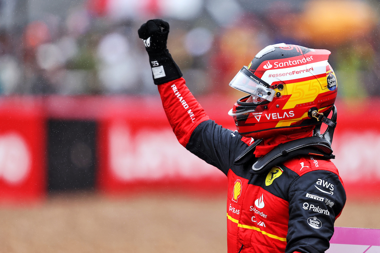 GP GRAN BRETAGNA, Carlos Sainz Jr (ESP) Ferrari celebrates his pole position in qualifying parc ferme.
02.07.2022. Formula 1 World Championship, Rd 10, British Grand Prix, Silverstone, England, Qualifiche Day.
- www.xpbimages.com, EMail: requests@xpbimages.com © Copyright: Moy / XPB Images