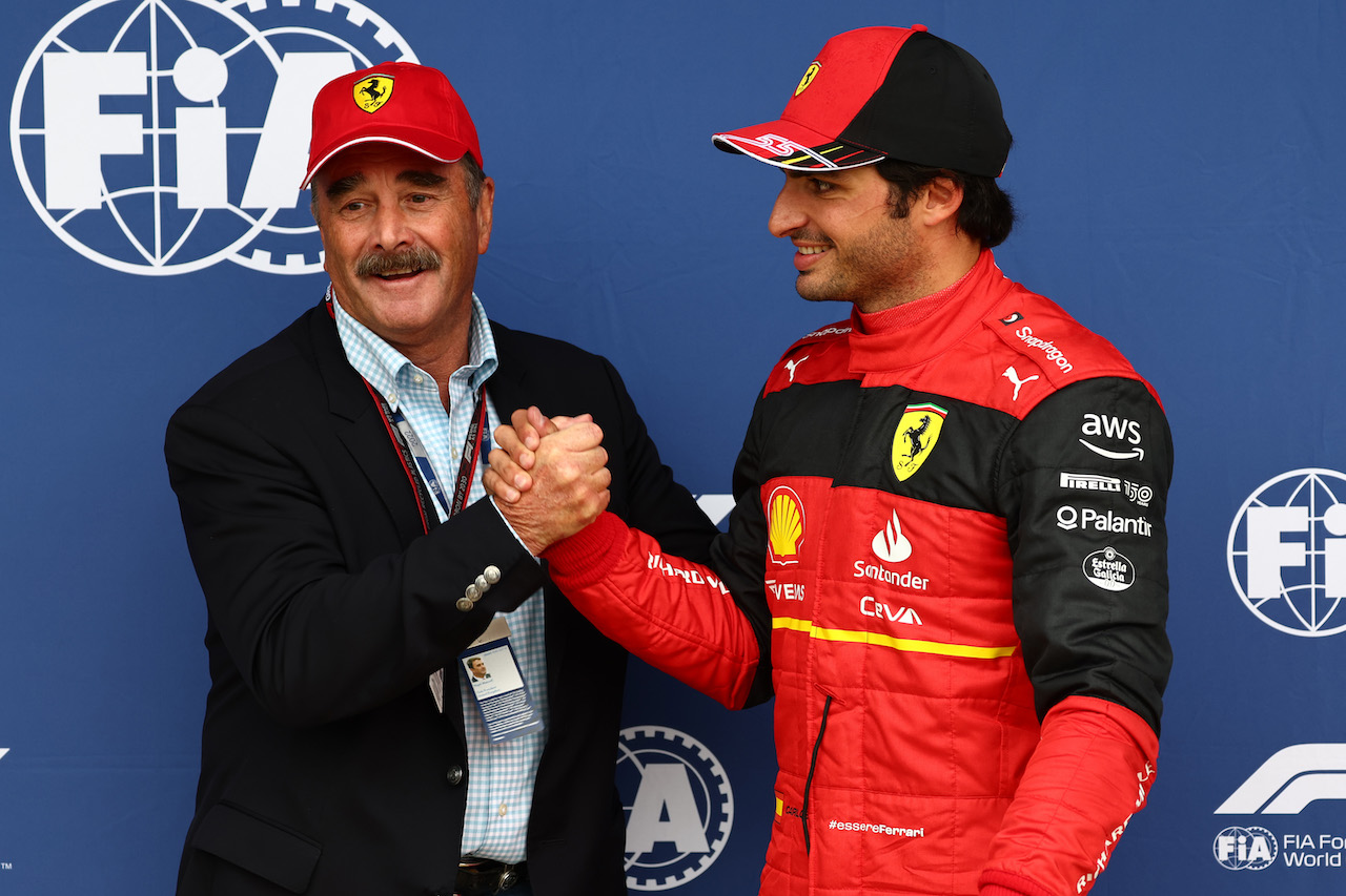 GP GRAN BRETAGNA, Nigel Mansell (GBR) with Carlos Sainz Jr (ESP) Ferrari F1-75.
02.07.2022. Formula 1 World Championship, Rd 10, British Grand Prix, Silverstone, England, Qualifiche Day.
- www.xpbimages.com, EMail: requests@xpbimages.com © Copyright: Batchelor / XPB Images