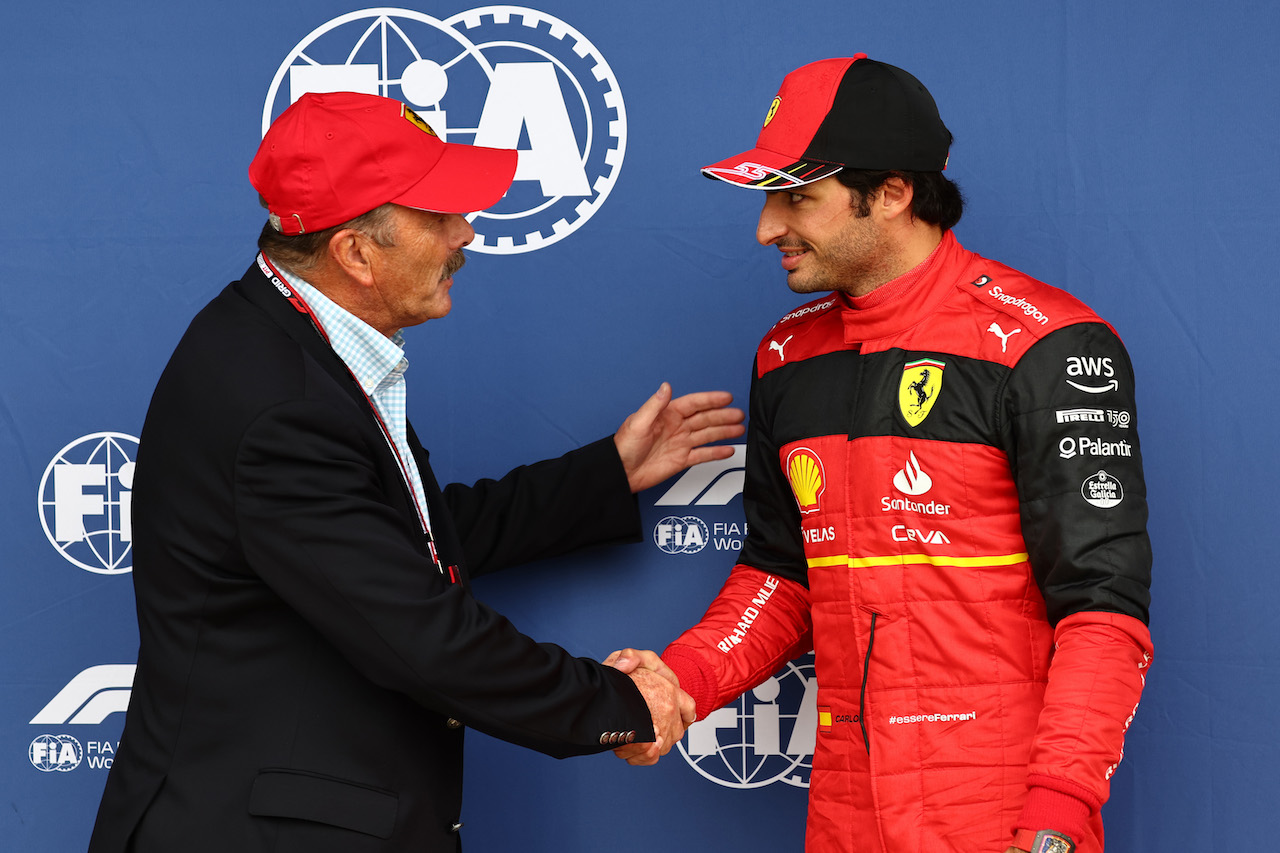 GP GRAN BRETAGNA, Nigel Mansell (GBR) with Carlos Sainz Jr (ESP) Ferrari F1-75.
02.07.2022. Formula 1 World Championship, Rd 10, British Grand Prix, Silverstone, England, Qualifiche Day.
- www.xpbimages.com, EMail: requests@xpbimages.com ¬© Copyright: Batchelor / XPB Images