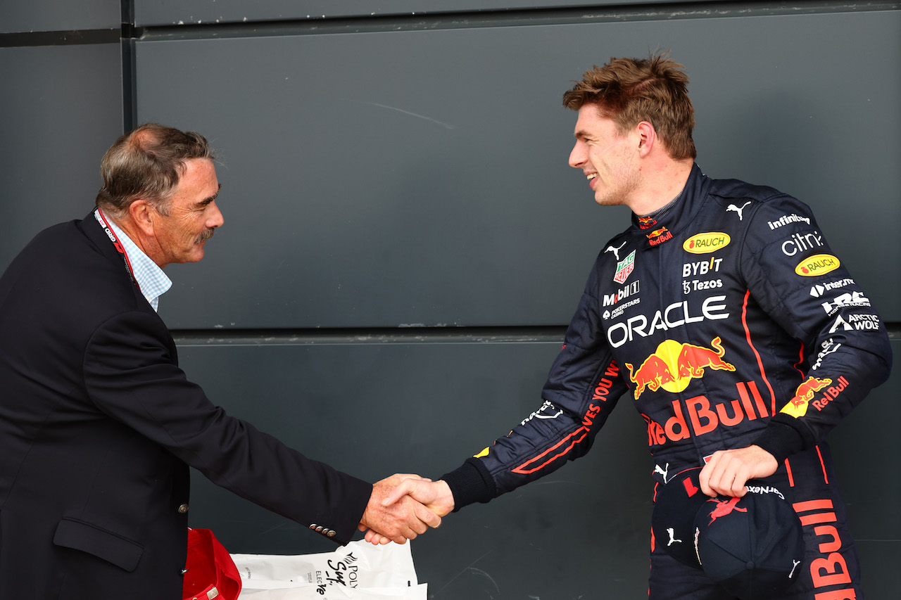GP GRAN BRETAGNA, Nigel Mansell (GBR) with Max Verstappen (NLD) Red Bull Racing RB18.
02.07.2022. Formula 1 World Championship, Rd 10, British Grand Prix, Silverstone, England, Qualifiche Day.
- www.xpbimages.com, EMail: requests@xpbimages.com © Copyright: Batchelor / XPB Images