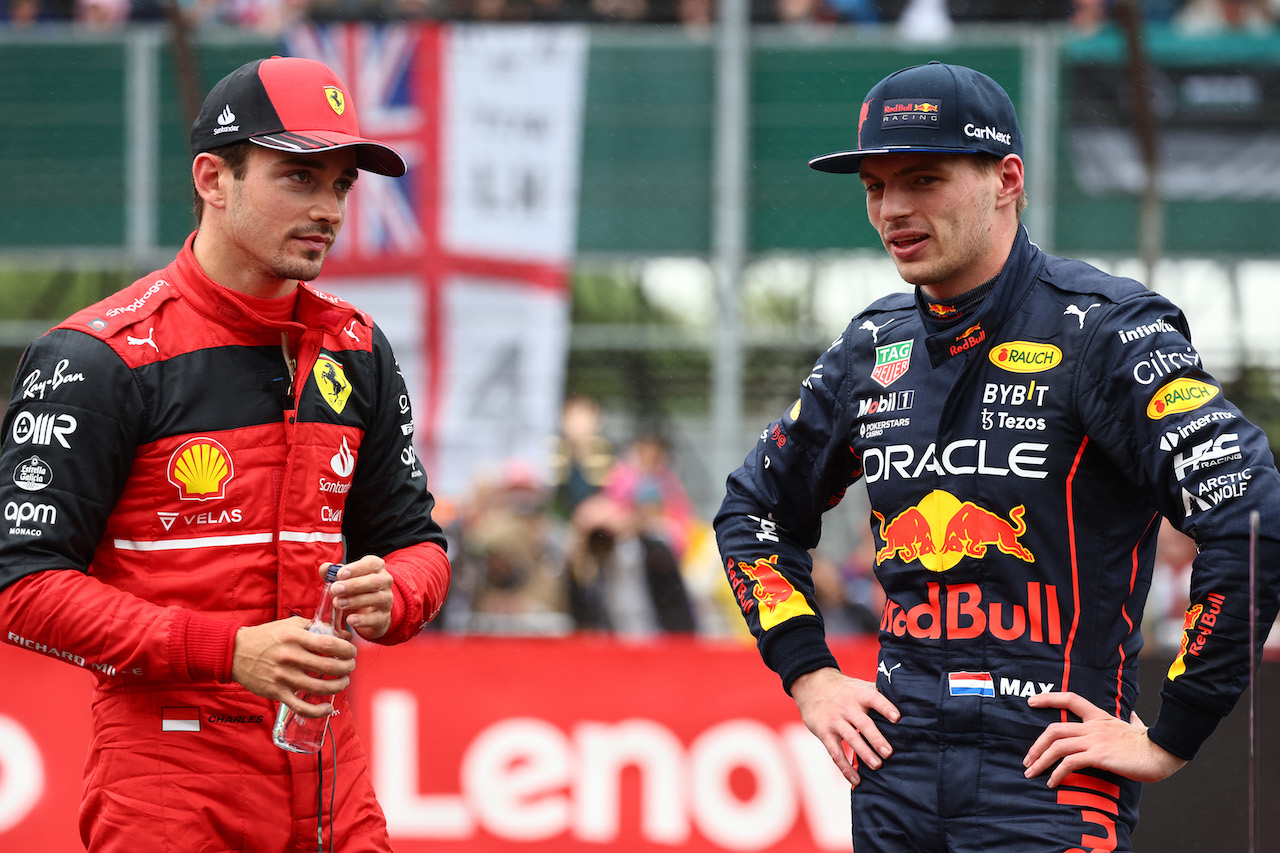 GP GRAN BRETAGNA, Charles Leclerc (MON) Ferrari F1-75 with Max Verstappen (NLD) Red Bull Racing RB18.
02.07.2022. Formula 1 World Championship, Rd 10, British Grand Prix, Silverstone, England, Qualifiche Day.
- www.xpbimages.com, EMail: requests@xpbimages.com ¬© Copyright: Batchelor / XPB Images