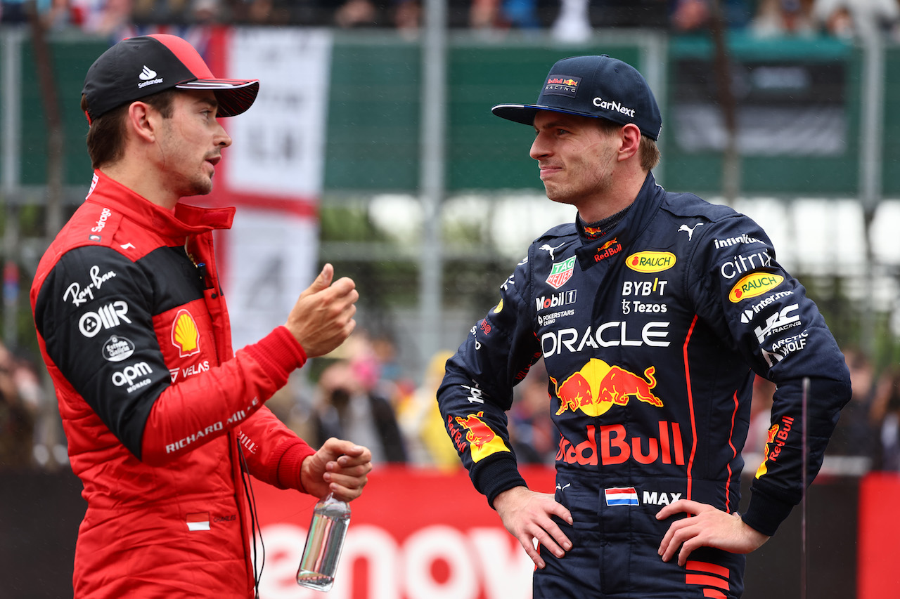 GP GRAN BRETAGNA, Charles Leclerc (MON) Ferrari F1-75 with Max Verstappen (NLD) Red Bull Racing RB18.
02.07.2022. Formula 1 World Championship, Rd 10, British Grand Prix, Silverstone, England, Qualifiche Day.
- www.xpbimages.com, EMail: requests@xpbimages.com ¬© Copyright: Batchelor / XPB Images