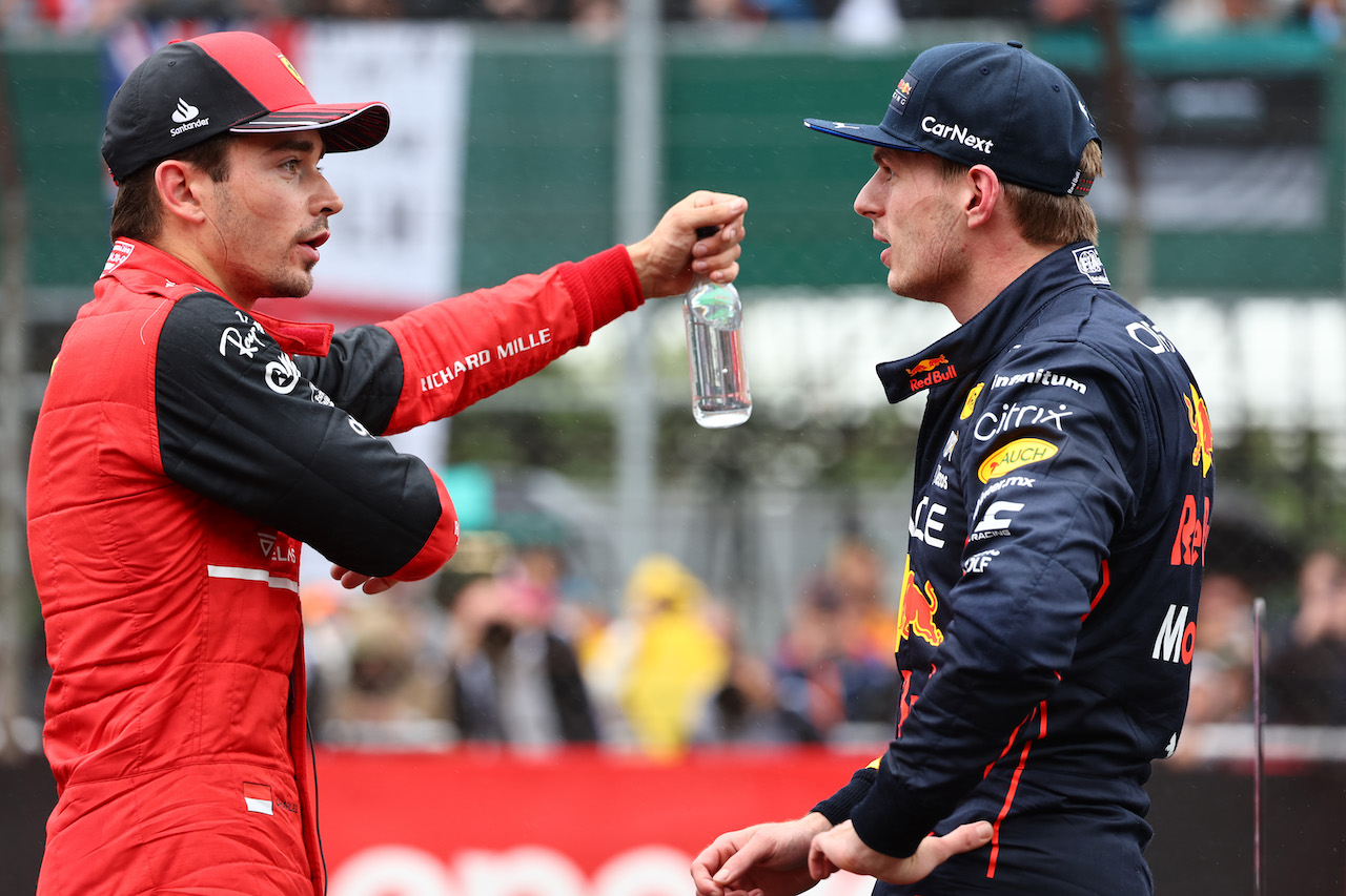 GP GRAN BRETAGNA, Charles Leclerc (MON) Ferrari F1-75 with Max Verstappen (NLD) Red Bull Racing RB18.
02.07.2022. Formula 1 World Championship, Rd 10, British Grand Prix, Silverstone, England, Qualifiche Day.
- www.xpbimages.com, EMail: requests@xpbimages.com ¬© Copyright: Batchelor / XPB Images