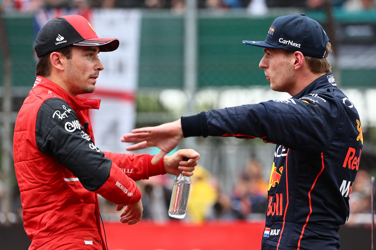 GP GRAN BRETAGNA, Charles Leclerc (MON) Ferrari F1-75 with Max Verstappen (NLD) Red Bull Racing RB18.
02.07.2022. Formula 1 World Championship, Rd 10, British Grand Prix, Silverstone, England, Qualifiche Day.
- www.xpbimages.com, EMail: requests@xpbimages.com ¬© Copyright: Batchelor / XPB Images