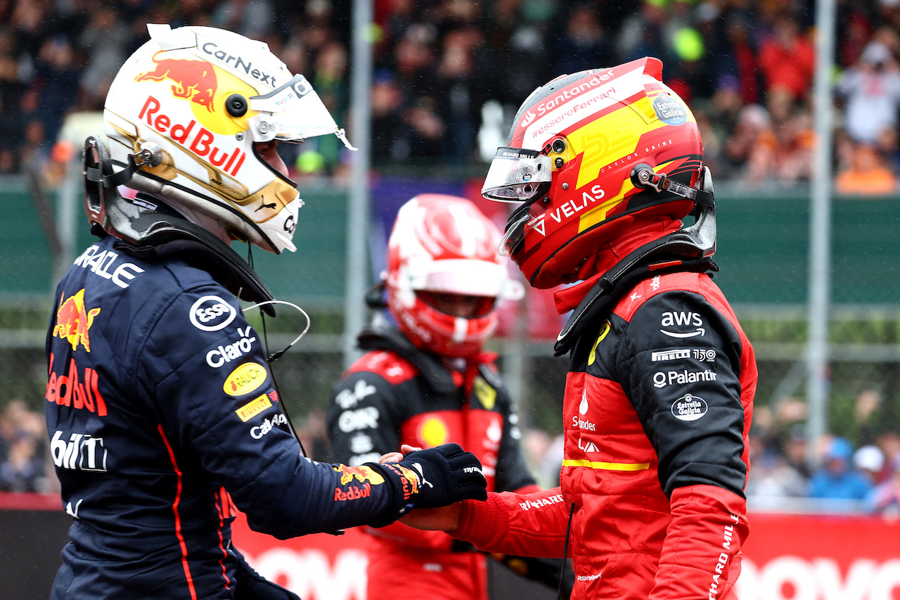 GP GRAN BRETAGNA, Max Verstappen (NLD) Red Bull Racing RB18 with Pole for Carlos Sainz Jr (ESP) Ferrari F1-75.
02.07.2022. Formula 1 World Championship, Rd 10, British Grand Prix, Silverstone, England, Qualifiche Day.
- www.xpbimages.com, EMail: requests@xpbimages.com ¬© Copyright: Batchelor / XPB Images