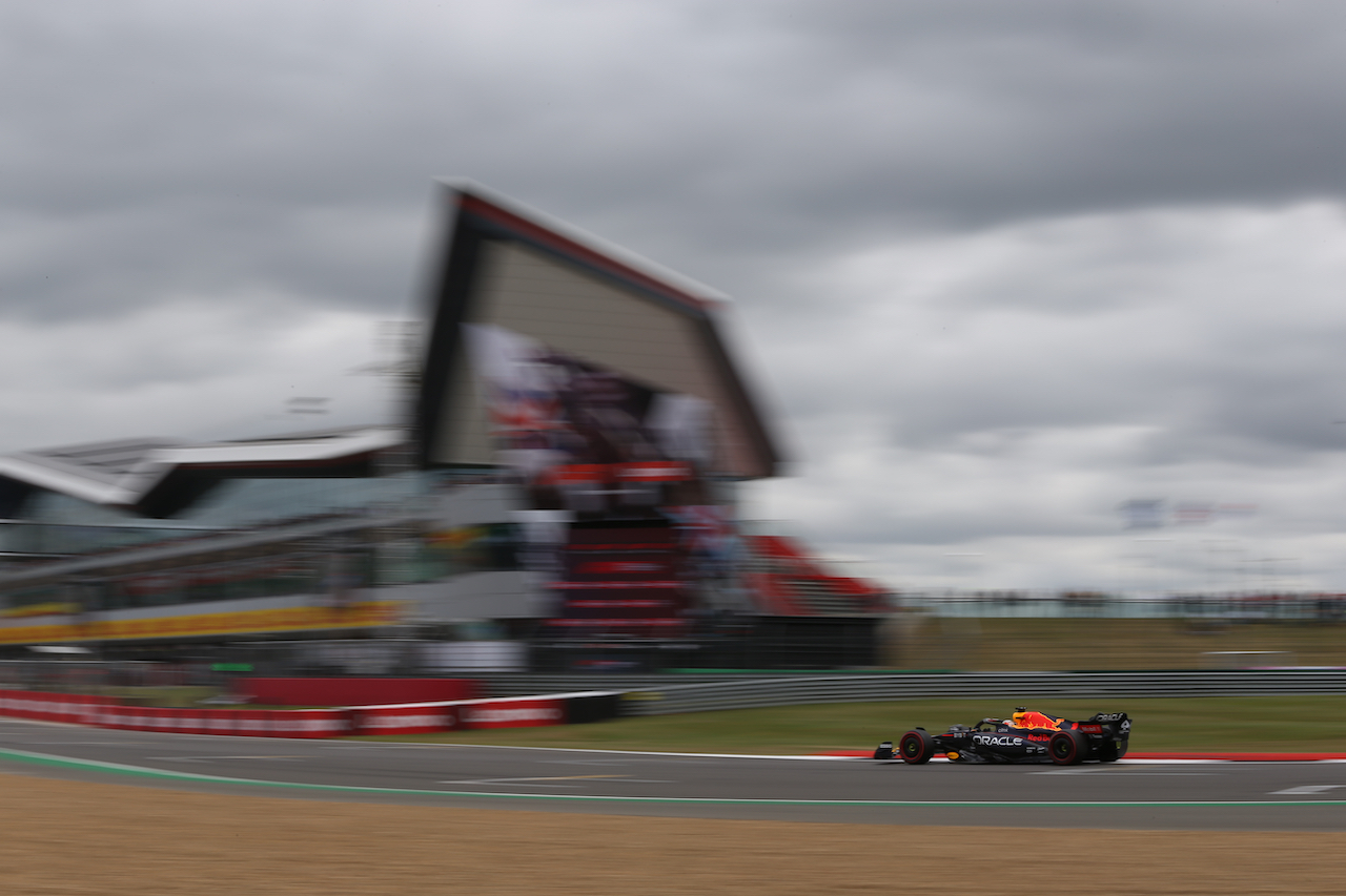 GP GRAN BRETAGNA, Max Verstappen (NLD) Red Bull Racing RB18.
02.07.2022. Formula 1 World Championship, Rd 10, British Grand Prix, Silverstone, England, Qualifiche Day.
- www.xpbimages.com, EMail: requests@xpbimages.com © Copyright: Rew / XPB Images