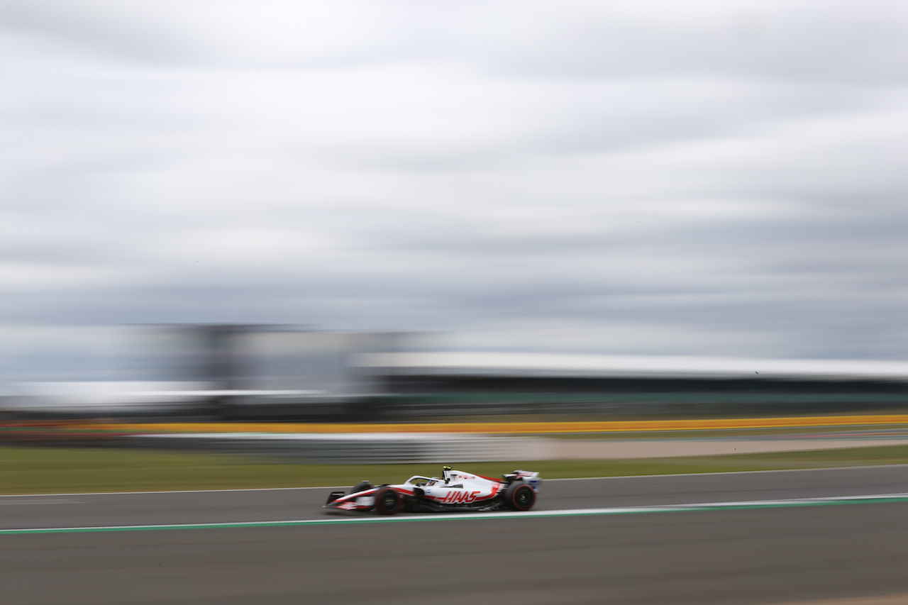 GP GRAN BRETAGNA, Mick Schumacher (GER) Haas VF-22.
02.07.2022. Formula 1 World Championship, Rd 10, British Grand Prix, Silverstone, England, Qualifiche Day.
- www.xpbimages.com, EMail: requests@xpbimages.com © Copyright: Rew / XPB Images
