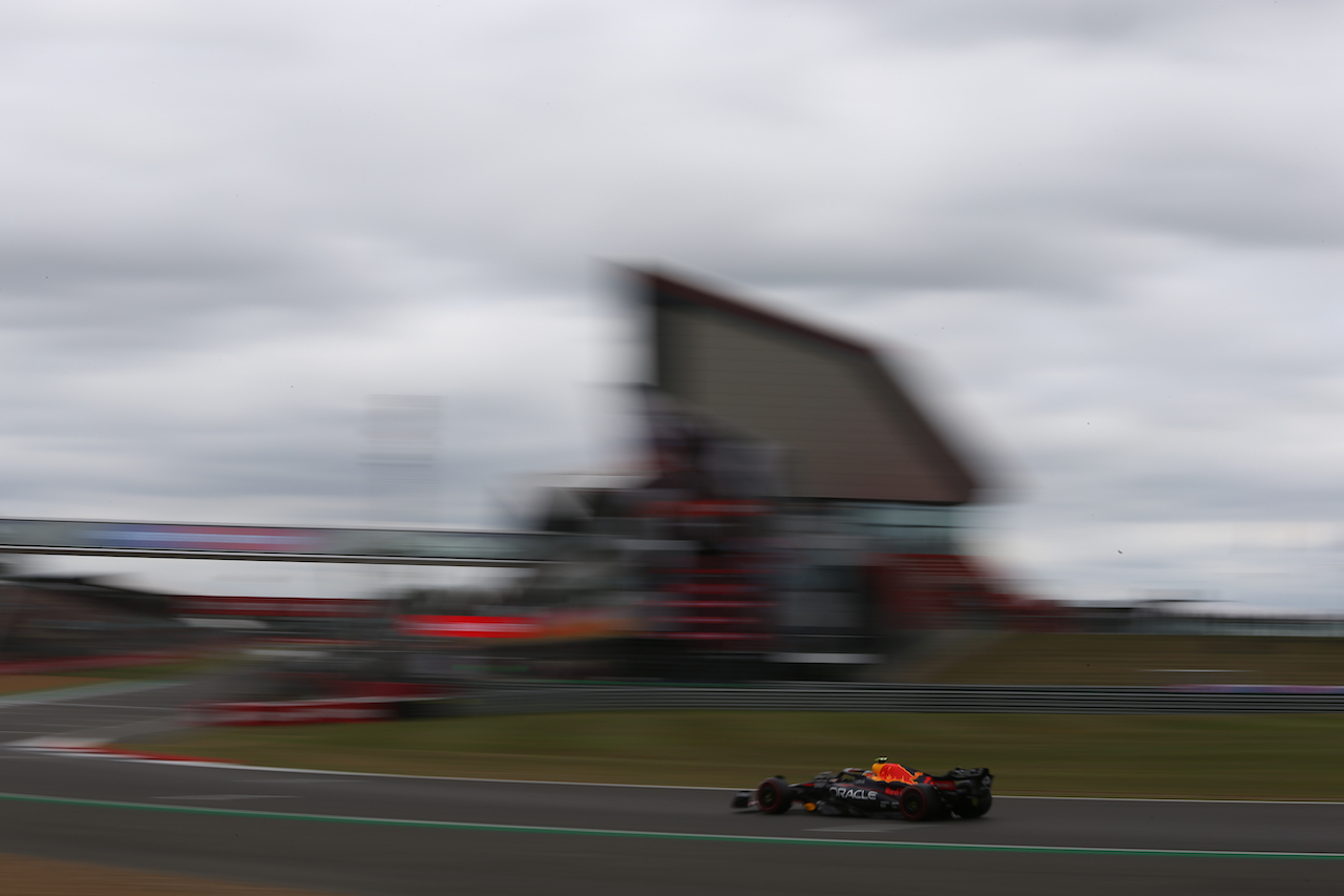 GP GRAN BRETAGNA, Sergio Perez (MEX) Red Bull Racing RB18.
02.07.2022. Formula 1 World Championship, Rd 10, British Grand Prix, Silverstone, England, Qualifiche Day.
- www.xpbimages.com, EMail: requests@xpbimages.com © Copyright: Rew / XPB Images