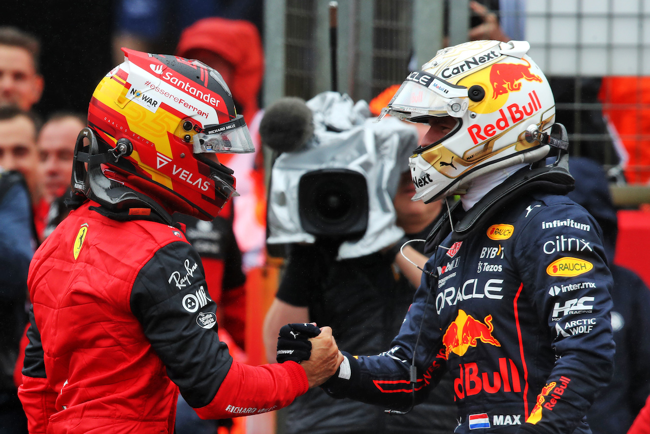 GP GRAN BRETAGNA, (L to R): Carlos Sainz Jr (ESP) Ferrari celebrates his pole position with second placed Max Verstappen (NLD) Red Bull Racing in qualifying parc ferme.
02.07.2022. Formula 1 World Championship, Rd 10, British Grand Prix, Silverstone, England, Qualifiche Day.
 - www.xpbimages.com, EMail: requests@xpbimages.com © Copyright: Coates / XPB Images