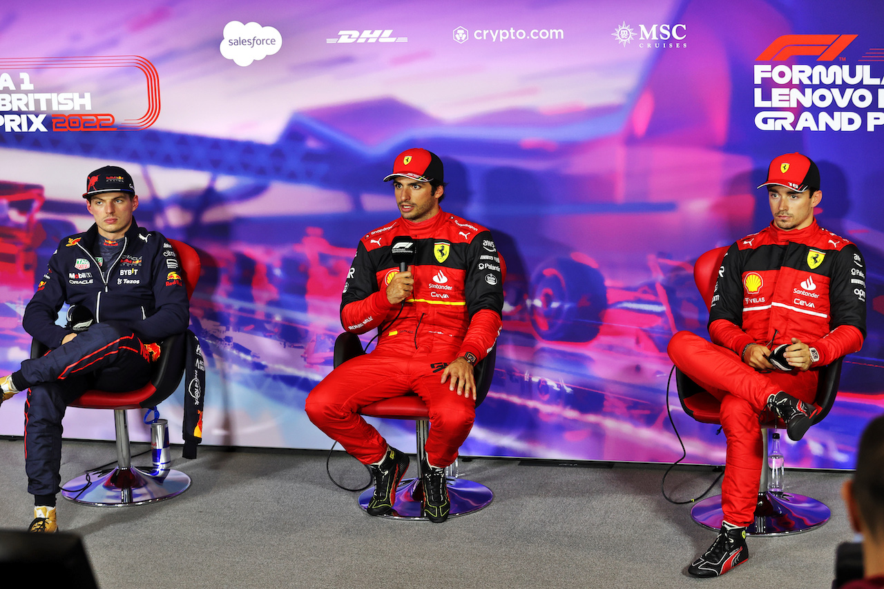 GP GRAN BRETAGNA, (L to R): Max Verstappen (NLD) Red Bull Racing; Carlos Sainz Jr (ESP) Ferrari; e Charles Leclerc (MON) Ferrari, in the post qualifying FIA Press Conference.
02.07.2022. Formula 1 World Championship, Rd 10, British Grand Prix, Silverstone, England, Qualifiche Day.
- www.xpbimages.com, EMail: requests@xpbimages.com © Copyright: Davenport / XPB Images