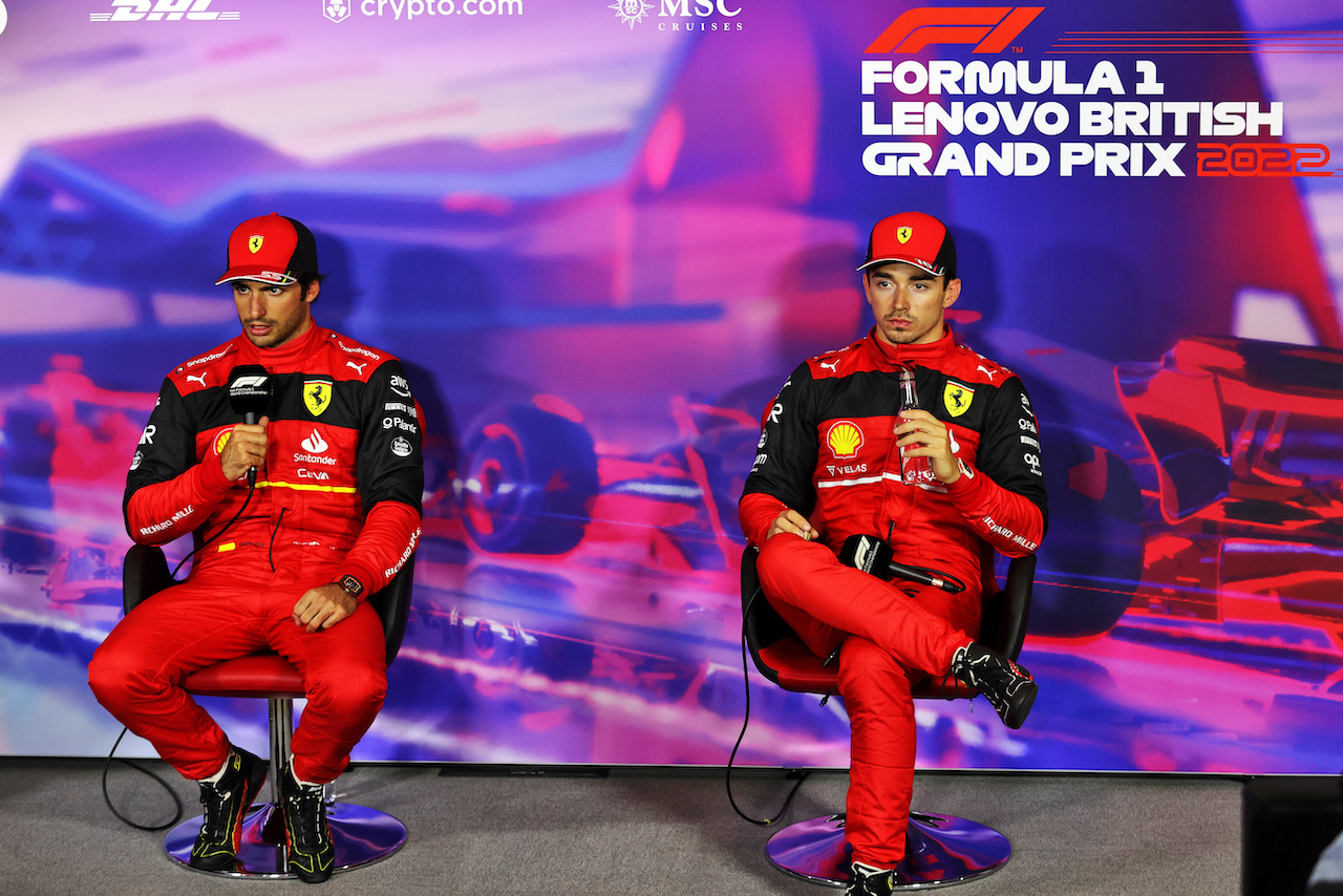 GP GRAN BRETAGNA, (L to R): Carlos Sainz Jr (ESP) Ferrari e team mate Charles Leclerc (MON) Ferrari in the post qualifying FIA Press Conference.
02.07.2022. Formula 1 World Championship, Rd 10, British Grand Prix, Silverstone, England, Qualifiche Day.
- www.xpbimages.com, EMail: requests@xpbimages.com © Copyright: Davenport / XPB Images