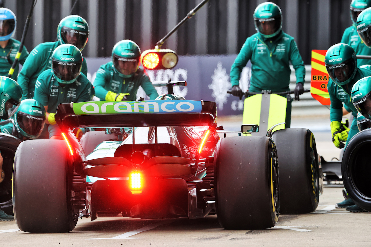 GP GRAN BRETAGNA, Lance Stroll (CDN) Aston Martin F1 Team AMR22 practices a pit stop.
02.07.2022. Formula 1 World Championship, Rd 10, British Grand Prix, Silverstone, England, Qualifiche Day.
- www.xpbimages.com, EMail: requests@xpbimages.com © Copyright: Davenport / XPB Images