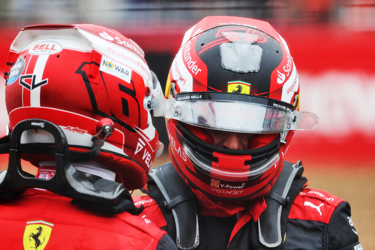 GP GRAN BRETAGNA, Pole sitter Carlos Sainz Jr (ESP) Ferrari (Right) with team mate Charles Leclerc (MON) Ferrari in qualifying parc ferme.
02.07.2022. Formula 1 World Championship, Rd 10, British Grand Prix, Silverstone, England, Qualifiche Day.
- www.xpbimages.com, EMail: requests@xpbimages.com © Copyright: Davenport / XPB Images