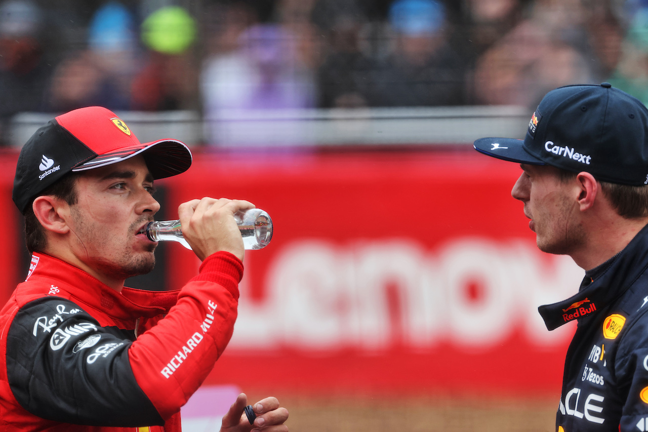 GP GRAN BRETAGNA, (L to R): Charles Leclerc (MON) Ferrari with Max Verstappen (NLD) Red Bull Racing in qualifying parc ferme.
02.07.2022. Formula 1 World Championship, Rd 10, British Grand Prix, Silverstone, England, Qualifiche Day.
- www.xpbimages.com, EMail: requests@xpbimages.com © Copyright: Davenport / XPB Images