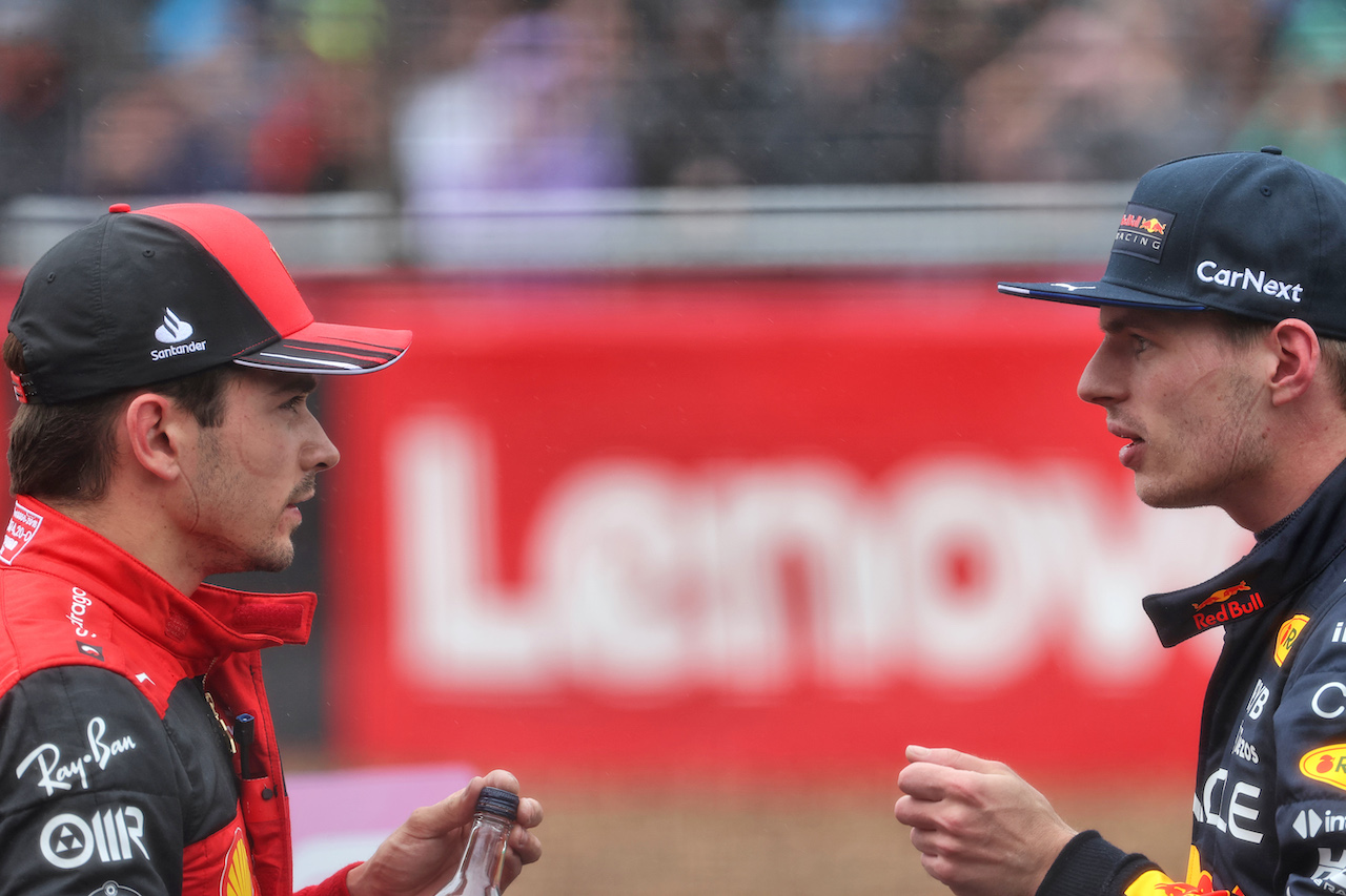 GP GRAN BRETAGNA, (L to R): Charles Leclerc (MON) Ferrari with Max Verstappen (NLD) Red Bull Racing in qualifying parc ferme.
02.07.2022. Formula 1 World Championship, Rd 10, British Grand Prix, Silverstone, England, Qualifiche Day.
- www.xpbimages.com, EMail: requests@xpbimages.com © Copyright: Davenport / XPB Images
