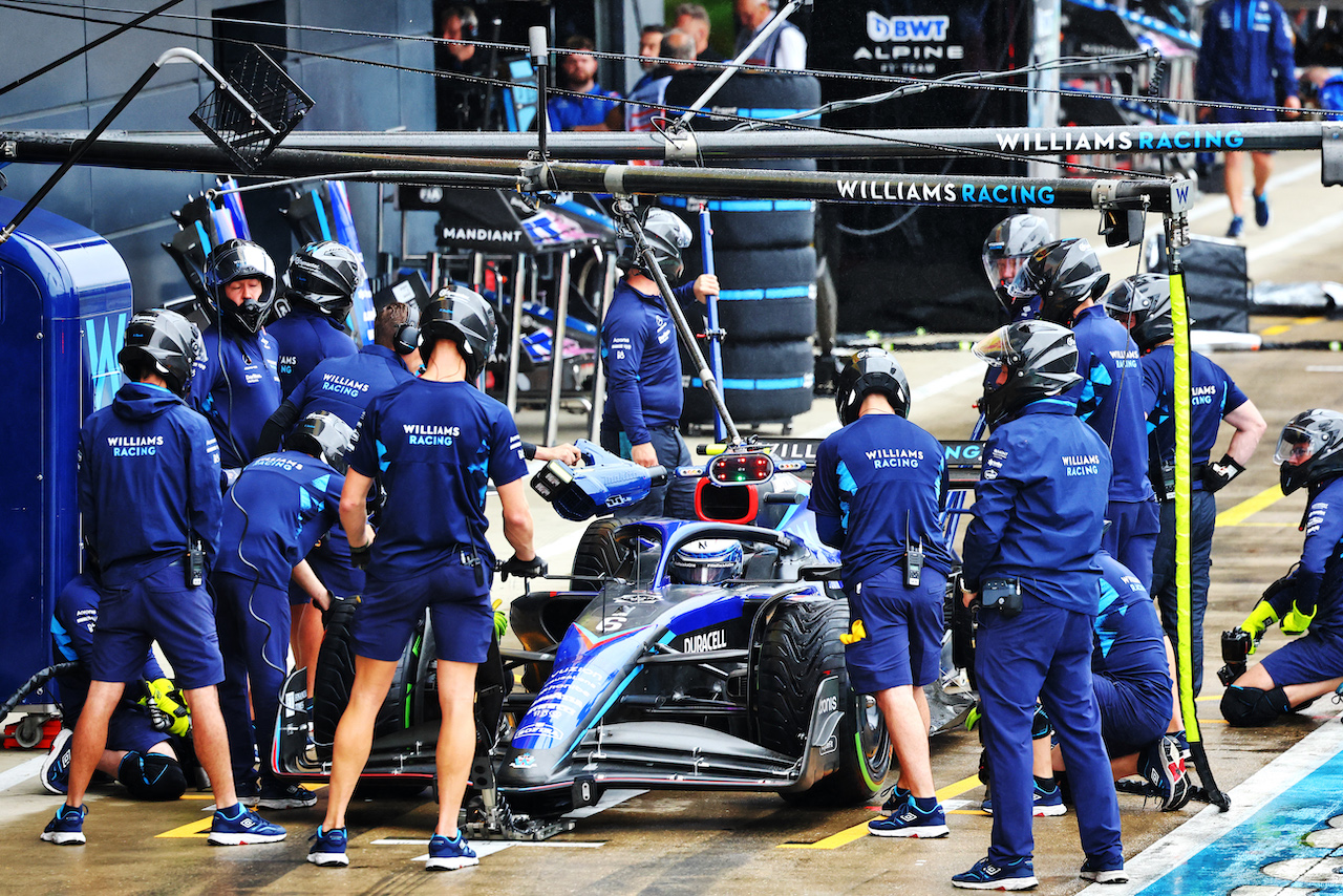GP GRAN BRETAGNA, Nicholas Latifi (CDN) Williams Racing FW44 in the pits.
02.07.2022. Formula 1 World Championship, Rd 10, British Grand Prix, Silverstone, England, Qualifiche Day.
- www.xpbimages.com, EMail: requests@xpbimages.com © Copyright: Batchelor / XPB Images