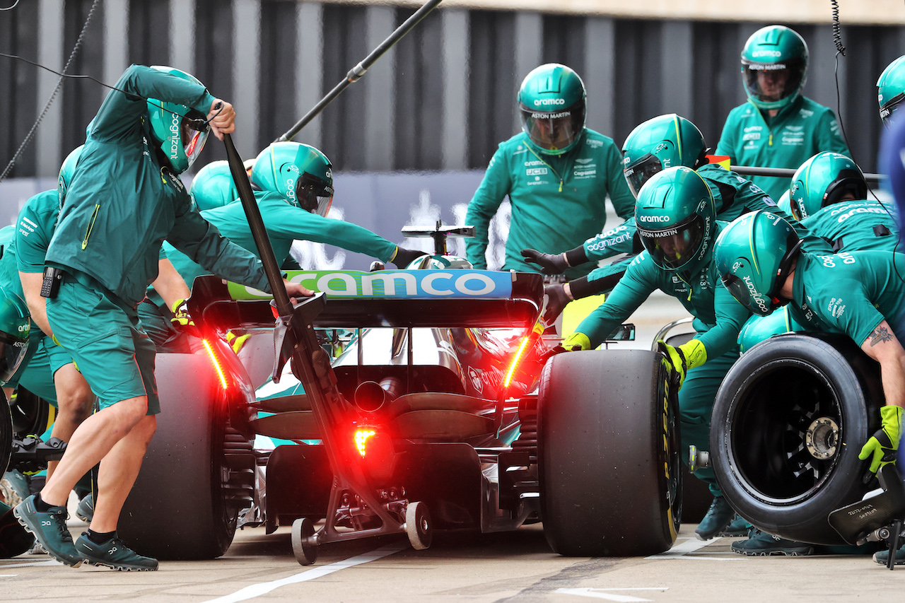GP GRAN BRETAGNA, Lance Stroll (CDN) Aston Martin F1 Team AMR22 practices a pit stop.
02.07.2022. Formula 1 World Championship, Rd 10, British Grand Prix, Silverstone, England, Qualifiche Day.
- www.xpbimages.com, EMail: requests@xpbimages.com © Copyright: Davenport / XPB Images