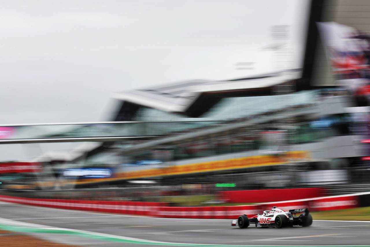 GP GRAN BRETAGNA, Kevin Magnussen (DEN) Haas VF-22.
02.07.2022. Formula 1 World Championship, Rd 10, British Grand Prix, Silverstone, England, Qualifiche Day.
 - www.xpbimages.com, EMail: requests@xpbimages.com © Copyright: Coates / XPB Images