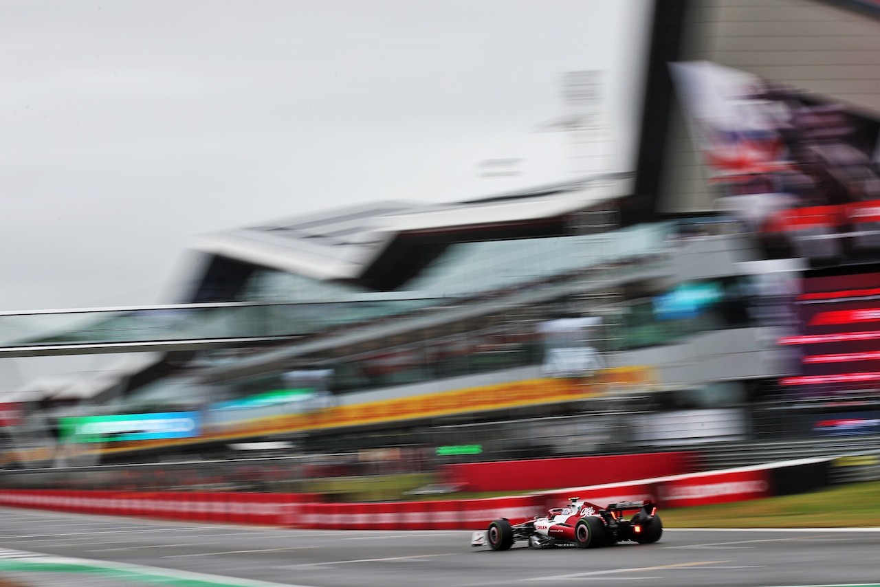 GP GRAN BRETAGNA, Guanyu Zhou (CHN) Alfa Romeo F1 Team C42.
02.07.2022. Formula 1 World Championship, Rd 10, British Grand Prix, Silverstone, England, Qualifiche Day.
 - www.xpbimages.com, EMail: requests@xpbimages.com © Copyright: Coates / XPB Images