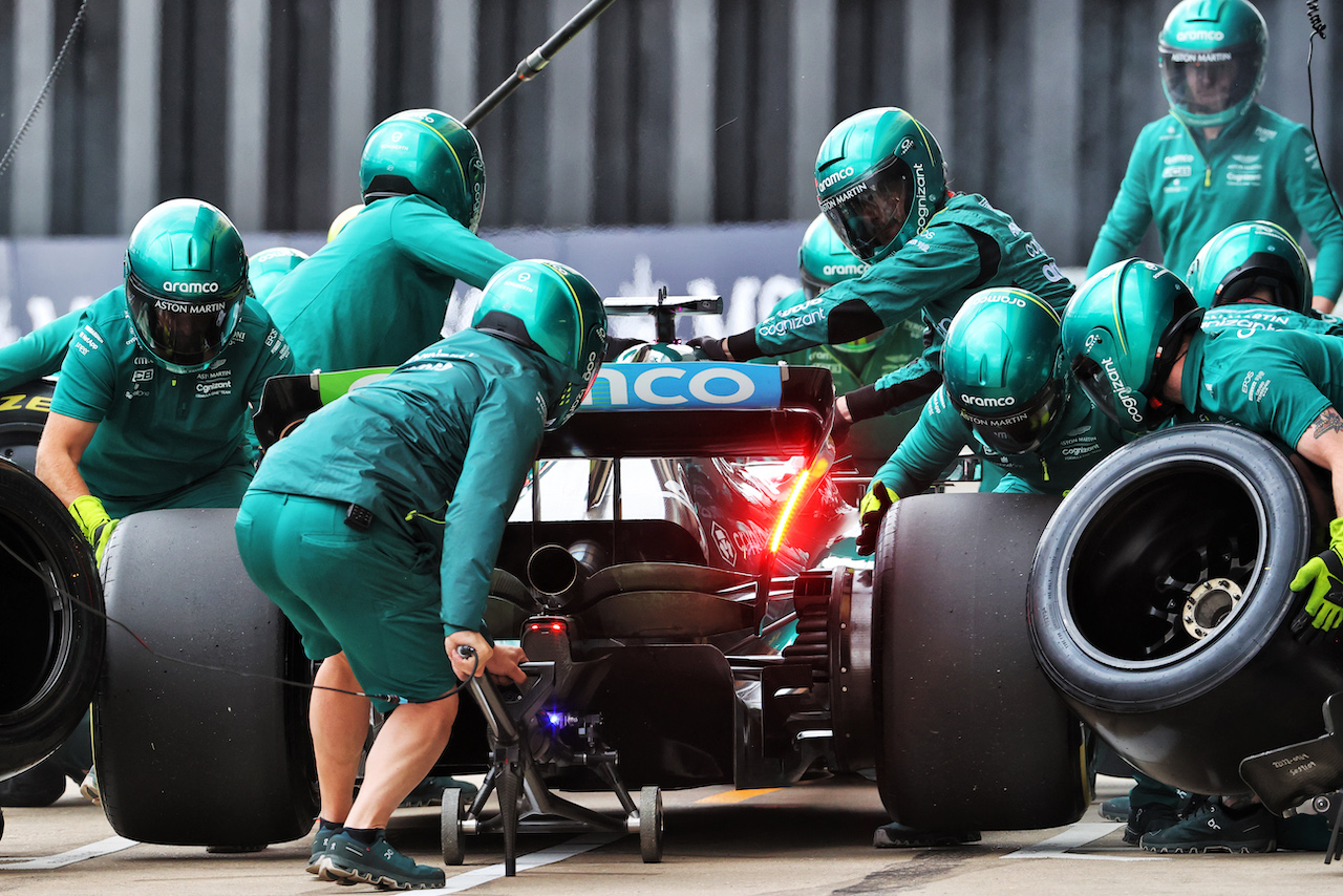 GP GRAN BRETAGNA, Lance Stroll (CDN) Aston Martin F1 Team AMR22 practices a pit stop.
02.07.2022. Formula 1 World Championship, Rd 10, British Grand Prix, Silverstone, England, Qualifiche Day.
- www.xpbimages.com, EMail: requests@xpbimages.com © Copyright: Davenport / XPB Images