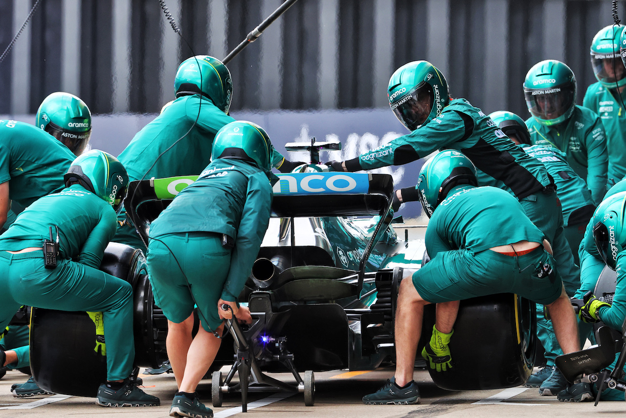 GP GRAN BRETAGNA, Lance Stroll (CDN) Aston Martin F1 Team AMR22 practices a pit stop.
02.07.2022. Formula 1 World Championship, Rd 10, British Grand Prix, Silverstone, England, Qualifiche Day.
- www.xpbimages.com, EMail: requests@xpbimages.com © Copyright: Davenport / XPB Images