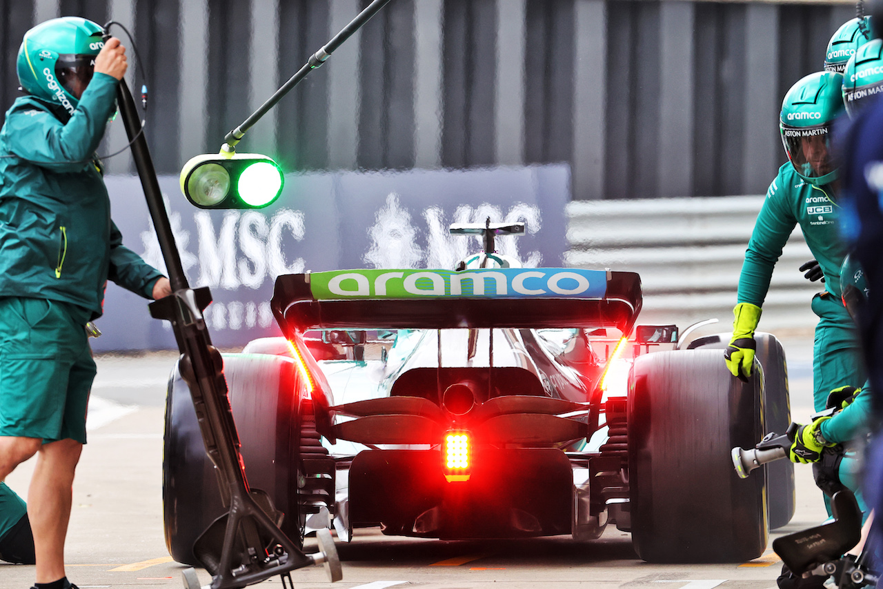 GP GRAN BRETAGNA, Lance Stroll (CDN) Aston Martin F1 Team AMR22 practices a pit stop.
02.07.2022. Formula 1 World Championship, Rd 10, British Grand Prix, Silverstone, England, Qualifiche Day.
- www.xpbimages.com, EMail: requests@xpbimages.com © Copyright: Davenport / XPB Images