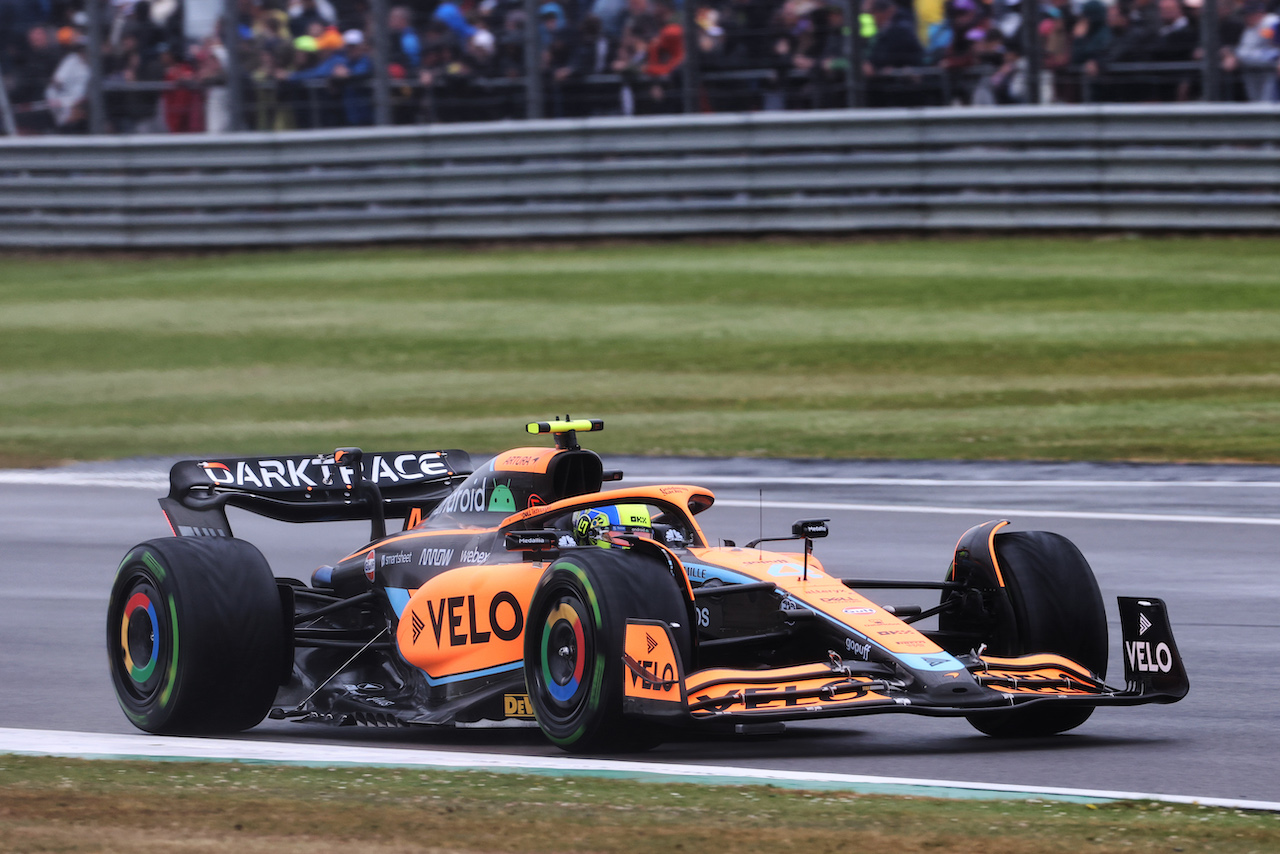 GP GRAN BRETAGNA, Lando Norris (GBR) McLaren MCL36.
02.07.2022. Formula 1 World Championship, Rd 10, British Grand Prix, Silverstone, England, Qualifiche Day.
- www.xpbimages.com, EMail: requests@xpbimages.com © Copyright: Davenport / XPB Images