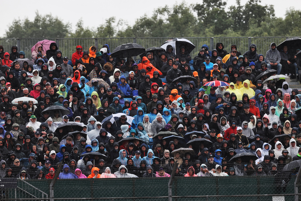 GP GRAN BRETAGNA, Circuit Atmosfera - fans in the grandstand.
02.07.2022. Formula 1 World Championship, Rd 10, British Grand Prix, Silverstone, England, Qualifiche Day.
- www.xpbimages.com, EMail: requests@xpbimages.com © Copyright: Moy / XPB Images