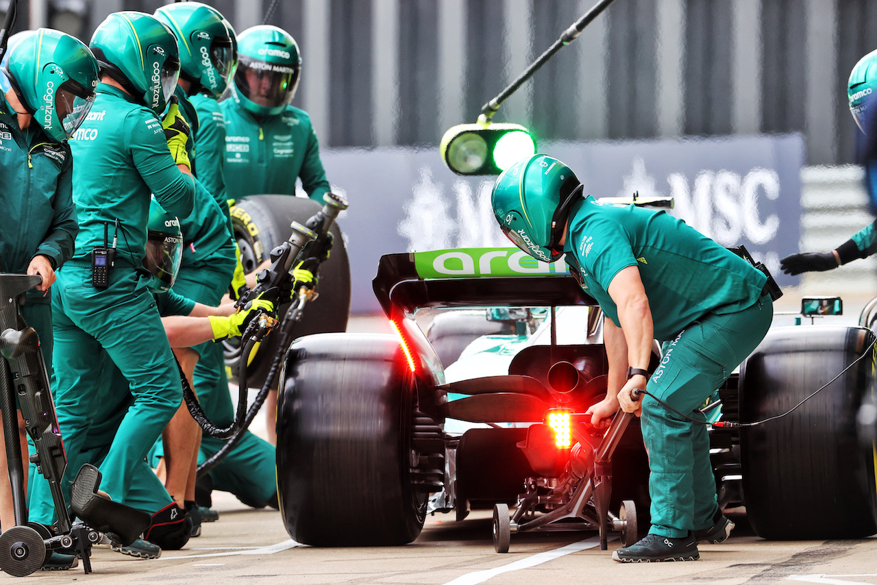 GP GRAN BRETAGNA, Lance Stroll (CDN) Aston Martin F1 Team AMR22 practices a pit stop.
02.07.2022. Formula 1 World Championship, Rd 10, British Grand Prix, Silverstone, England, Qualifiche Day.
- www.xpbimages.com, EMail: requests@xpbimages.com © Copyright: Davenport / XPB Images