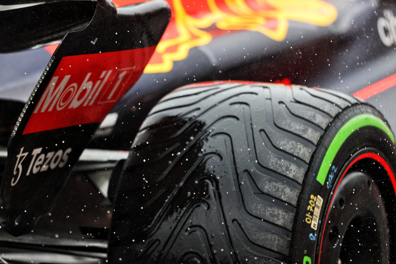 GP GRAN BRETAGNA, Red Bull Racing RB18 - wet Pirelli tyre.
02.07.2022. Formula 1 World Championship, Rd 10, British Grand Prix, Silverstone, England, Qualifiche Day.
- www.xpbimages.com, EMail: requests@xpbimages.com © Copyright: Moy / XPB Images