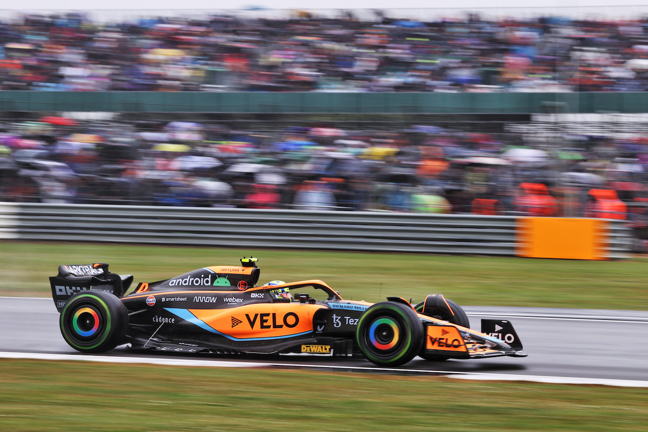 GP GRAN BRETAGNA, Lando Norris (GBR) McLaren MCL36.
02.07.2022. Formula 1 World Championship, Rd 10, British Grand Prix, Silverstone, England, Qualifiche Day.
- www.xpbimages.com, EMail: requests@xpbimages.com © Copyright: Moy / XPB Images