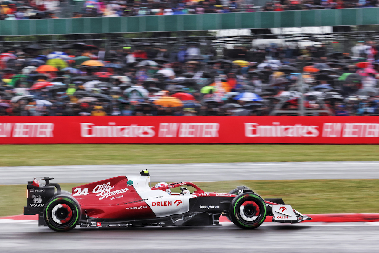 GP GRAN BRETAGNA, Guanyu Zhou (CHN) Alfa Romeo F1 Team C42.
02.07.2022. Formula 1 World Championship, Rd 10, British Grand Prix, Silverstone, England, Qualifiche Day.
- www.xpbimages.com, EMail: requests@xpbimages.com © Copyright: Davenport / XPB Images