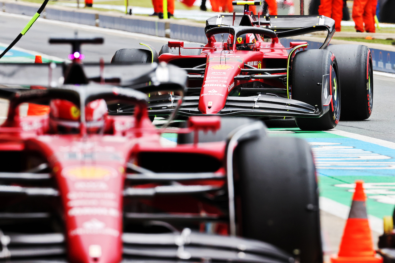 GP GRAN BRETAGNA, Carlos Sainz Jr (ESP) Ferrari F1-75 behind Charles Leclerc (MON) Ferrari F1-75 in the pits.
02.07.2022. Formula 1 World Championship, Rd 10, British Grand Prix, Silverstone, England, Qualifiche Day.
- www.xpbimages.com, EMail: requests@xpbimages.com © Copyright: Davenport / XPB Images