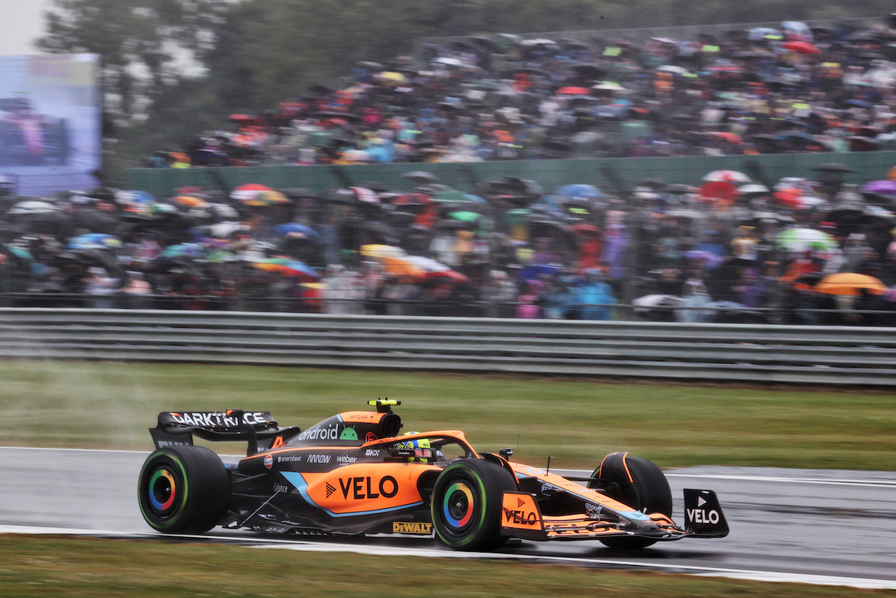 GP GRAN BRETAGNA, Lando Norris (GBR) McLaren MCL36.
02.07.2022. Formula 1 World Championship, Rd 10, British Grand Prix, Silverstone, England, Qualifiche Day.
- www.xpbimages.com, EMail: requests@xpbimages.com © Copyright: Davenport / XPB Images