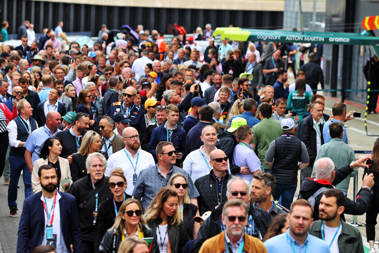 GP GRAN BRETAGNA, Circuit Atmosfera - fans in the pits.
02.07.2022. Formula 1 World Championship, Rd 10, British Grand Prix, Silverstone, England, Qualifiche Day.
- www.xpbimages.com, EMail: requests@xpbimages.com © Copyright: Moy / XPB Images