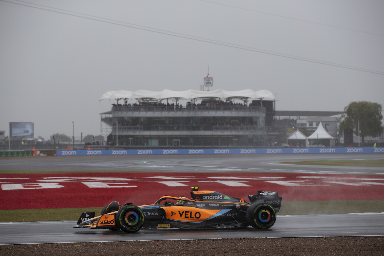 GP GRAN BRETAGNA, Lando Norris (GBR) McLaren MCL36.
02.07.2022. Formula 1 World Championship, Rd 10, British Grand Prix, Silverstone, England, Qualifiche Day.
- www.xpbimages.com, EMail: requests@xpbimages.com © Copyright: Rew / XPB Images